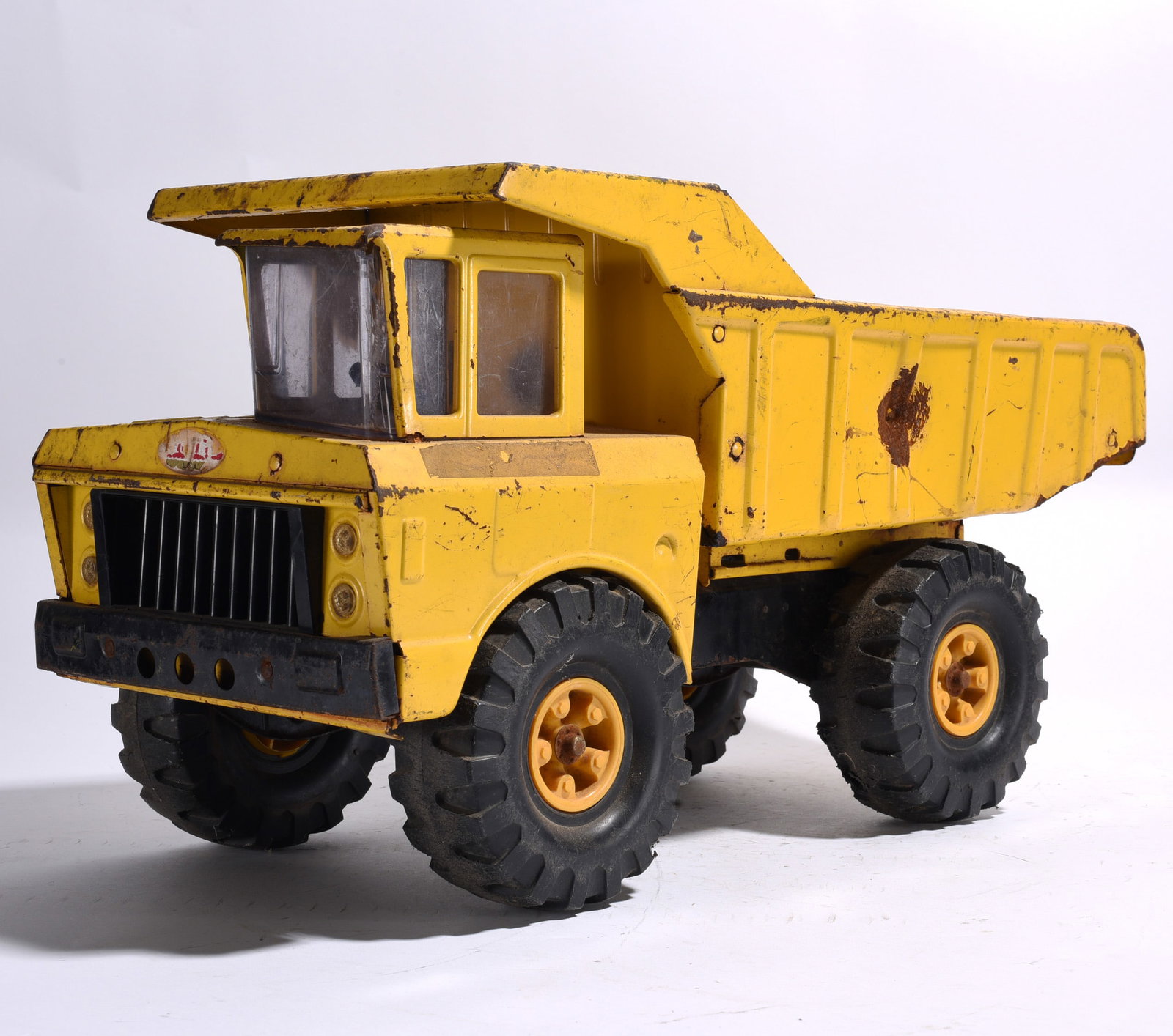 Tonka Mighty Dump Truck (1 of 3)