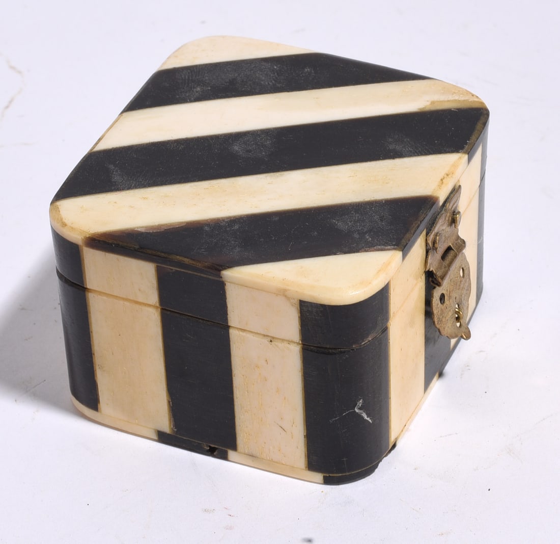 Art Deco Black and White Bakelite Style Box (1 of 2)