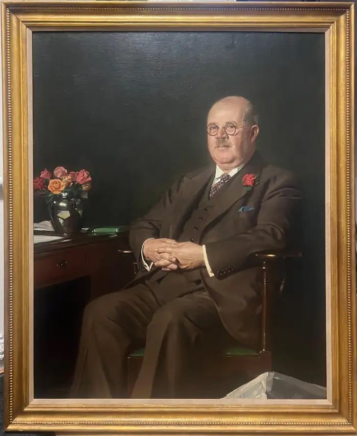 Huge British Mid 20th Century Portrait of a Bank Manager Signed Oil Painting mid 20th Century (1 of 8)