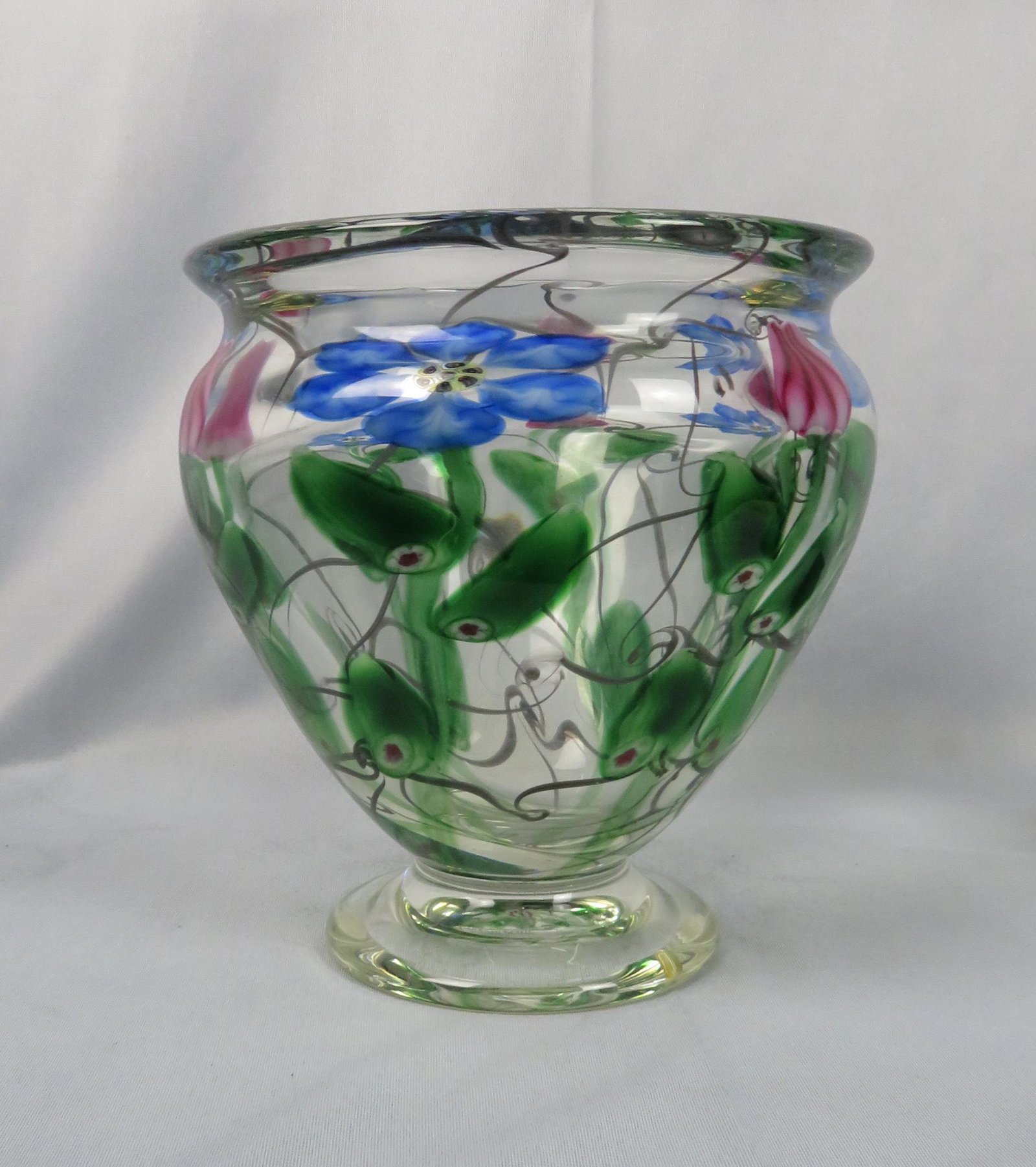 Monumental Signed Vandermark Art Glass Centerpiece Bowl: Maker: Stephen Smarr & Doug Merritt for Vandermark Glass Studio Location of Manufacture: Branchburg, New Jersey Limited Edition: 116/300 Dimensions: 9 1/2"(h) ; 9" maximum diameter Weight: 17 lbs. 4 o