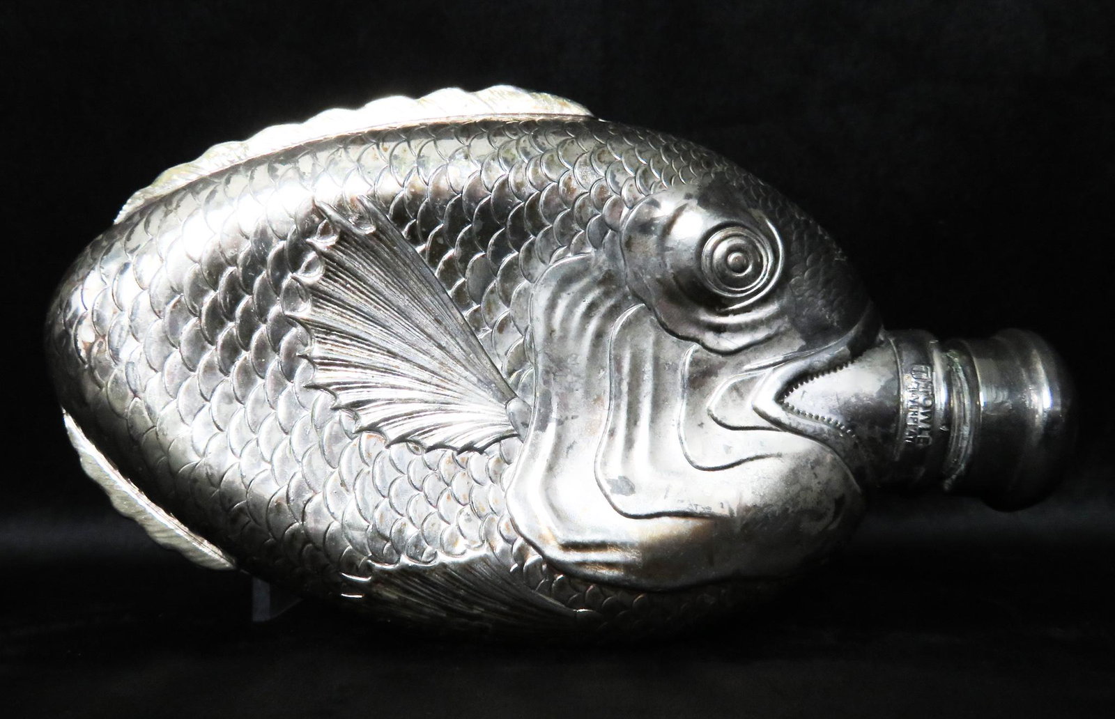 Vintage Towle Silver Fish Form Liquor Flask: Manufacturer: Towle Silversmiths Location of Manufacture: Newburyport, Mass. Period of Manufacture: 20th Century Dimensions: 6"(l) x 3 1/2"(w) x 1"(d) Weight: 9 ounces For your consideration is an ama