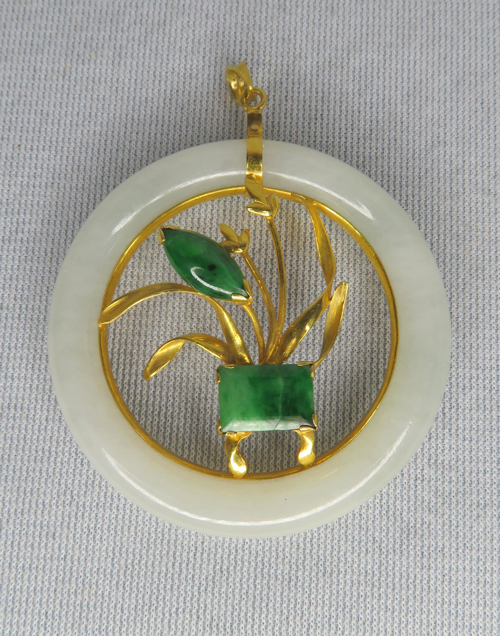 Chinese 14K Yellow Gold Jadeite Ring Pendant: For your consideration is a beautiful jade ring pendant with an articulated 14K yellow gold center depicting a jardiniere of flowers set with jadeite. The jadeite jardiniere and flower are open backed