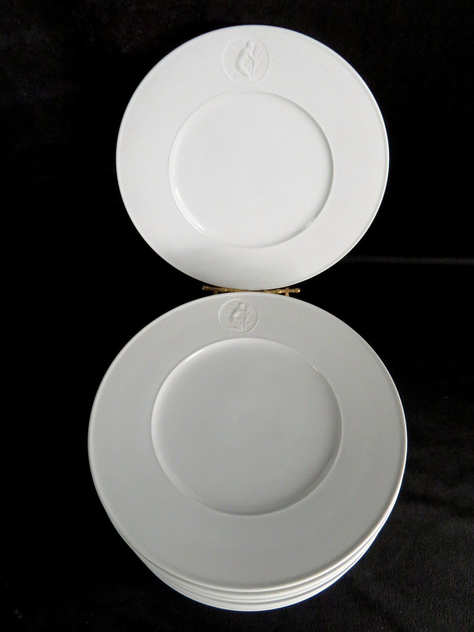 (9) KPM Berlin Arkadia White Nude Cameo Dinner Plates: Manufacturer: Königliche Porzellan-Manufaktur Location of Manufacture: Berlin, Germany Design Date: 1938 Designer: Trude Petri & Siegmund Schütz Diameter: 10 1/4" Weight of Set: 12 pounds For your c