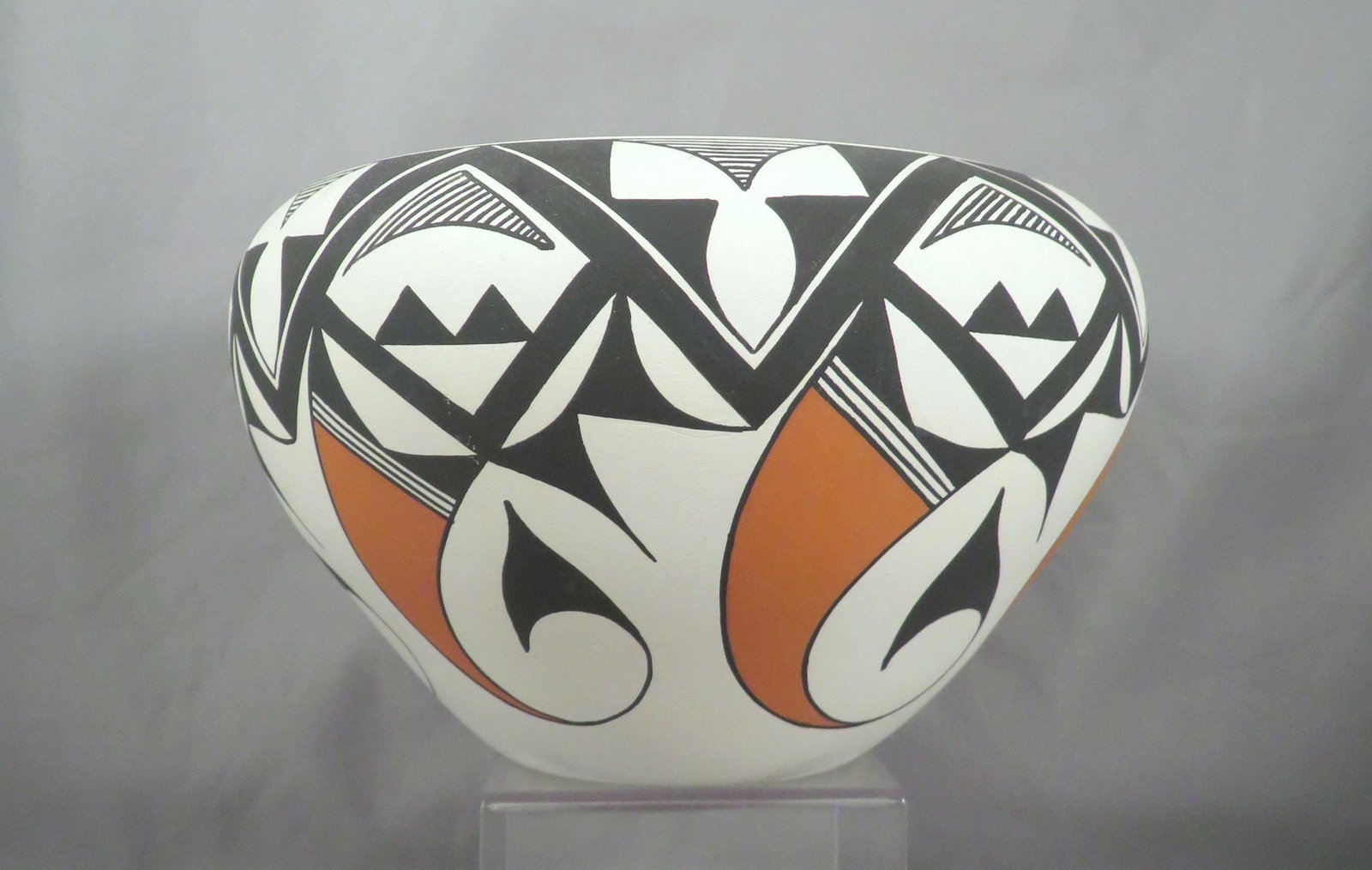 Acoma Pueblo Shouldered Pottery Olla Florence Aragon: Artist: attributed to Florence Aragon Tribal Affiliation: Acoma/Pueblo Location: New Mexico Dimensions: 7" maximum diameter ; 4 1/2" in height Weight: 1 pound For your consideration is a stunning sign