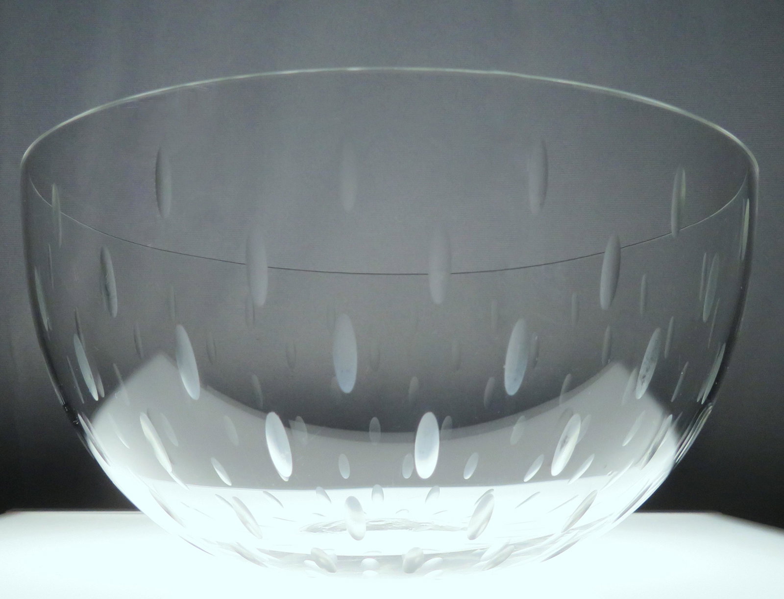 Nuutajarvi Notsjoe Finnish Art Glass Bowl by Kaj Franck: For your consideration is a Nuutajarvi Notsjo Scandinavian art glass bowl attributed to Kaj Franck. The bowl measures 8 1/2" in diameter across its rim and is 4 1/8" in height. The delicate bowl has e
