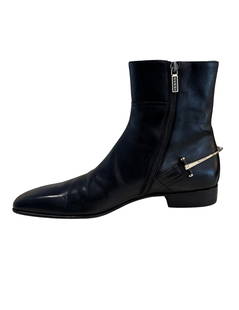 GUCCI, Men's Boot, Black, 8D: Gucci, men's ankle boot. Crafted from smooth black leather, it combines traditional details of the classic silhouette with intricate elements. A metal stirrup decorates the accessory with Gucci's