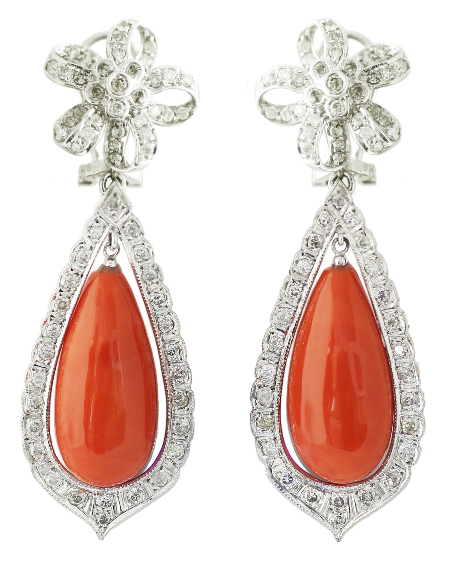 Pendientes largos de oro blanco de 18k con coral.: Pendientes largos de oro blanco de 18k con coral. Arranque con forma de flor con diamantes de talla brillante engastados. De este cuelga una lágrima de coral exenta y rodeada por un marco de di