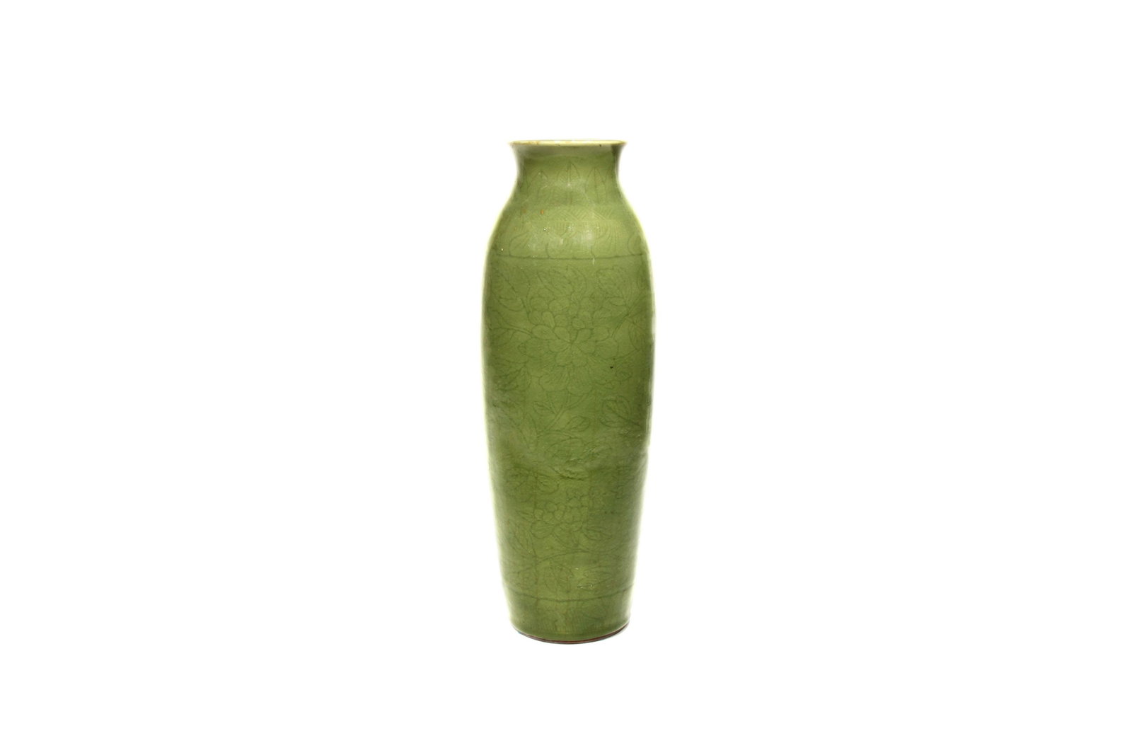 Jarrón de cerámica incisa verde celadón, China.: Jarrón de cerámica incisa verde celadón con tres registros de elementos vegetales, flor de loto, peonías y hojas. Forma alargada y cuello corto. 43 cm.