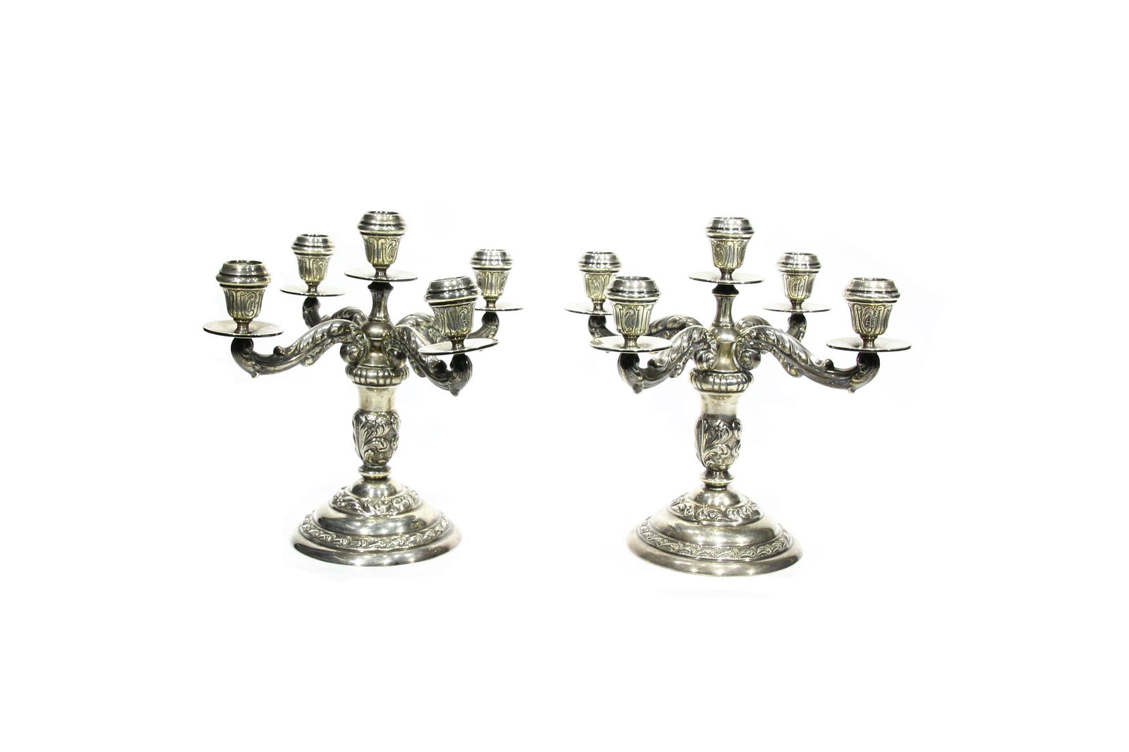 Pareja de candelabros de plata de cinco luces, med.s.XX: Pareja de candelabros de plata de cinco luces, med.s.XX Marcas de ley. Peso 2000 g aproximadamente. 30x34 cm 