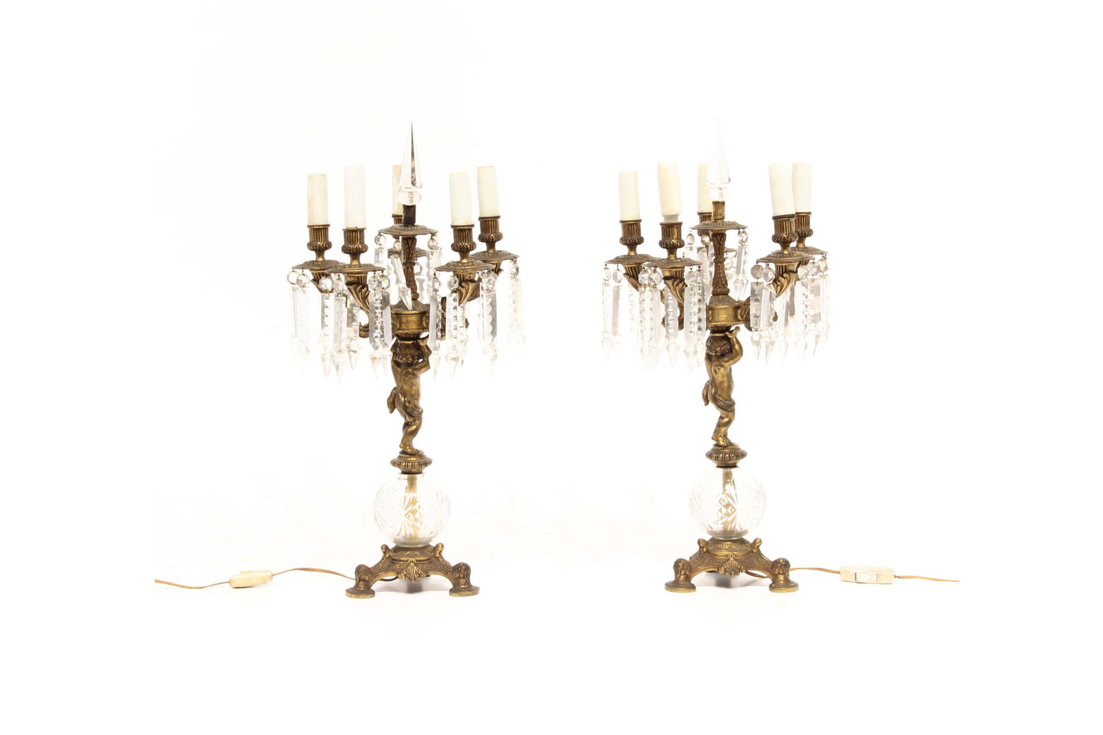 Pareja de lámparas de mesa de bronce, ffs.s.XIX: Pareja de lámparas de mesa de bronce, ffs.s.XIX Vástago con forma de atlante y cinco luces con lágrimas de vidrio tallado. 56 cm