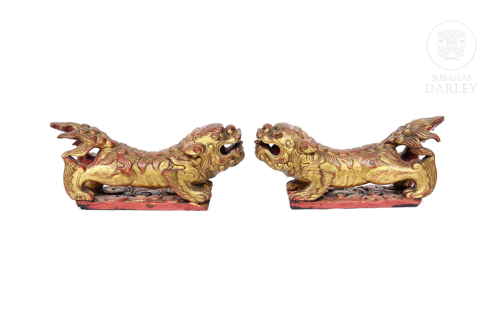 Pareja de leones de madera, Indonesia, s.XX: Pareja de leones de madera, Indonesia, s.XX Madera tallada y pintada de rojo y dorado. 9x20 cm