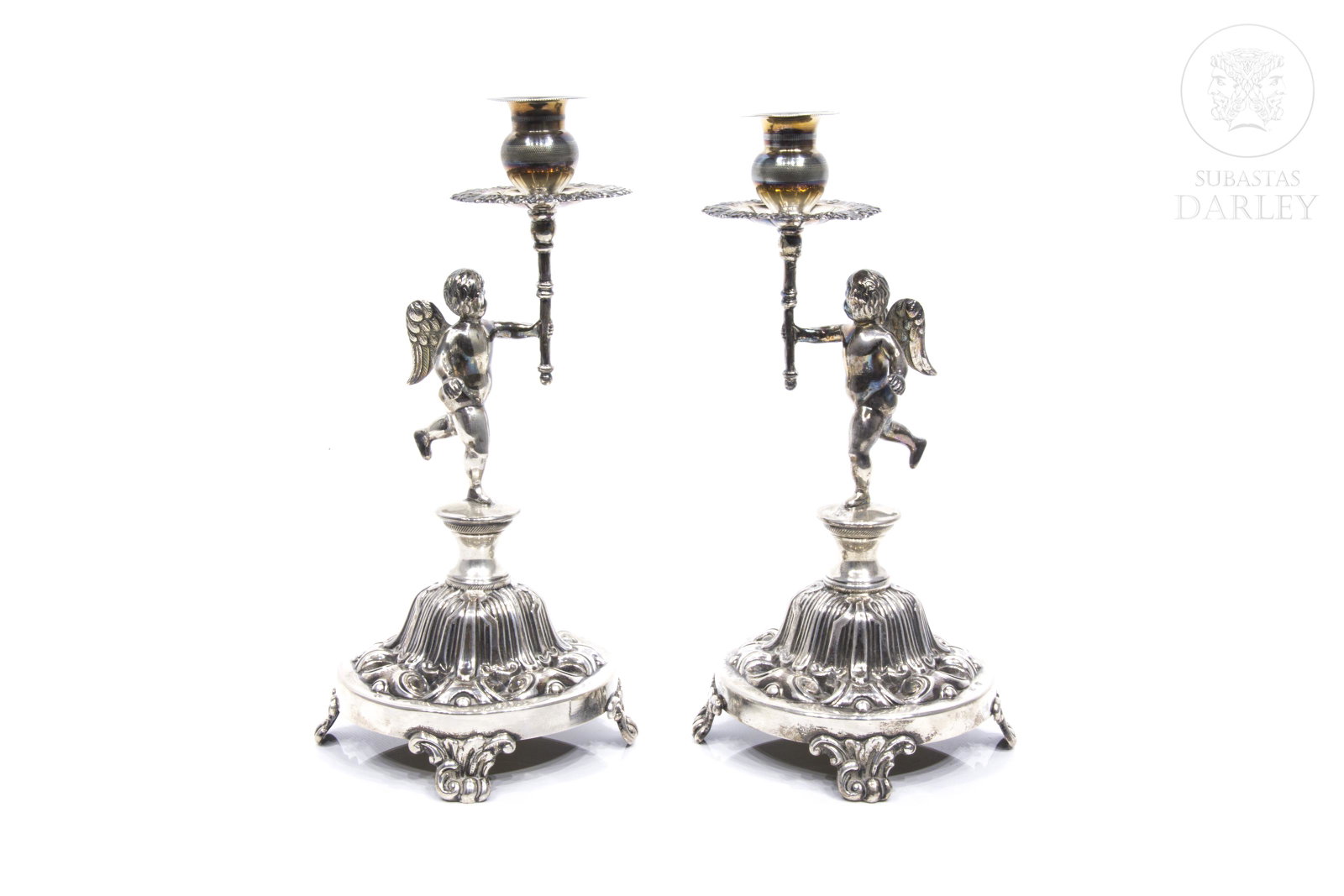 Pareja de candeleros de plata, s.XX: Pareja de candeleros de plata con forma de ángeles torcheros, s.XX Marcas de plata española de med.s.XX 25,5 cm; Peso: 886 g