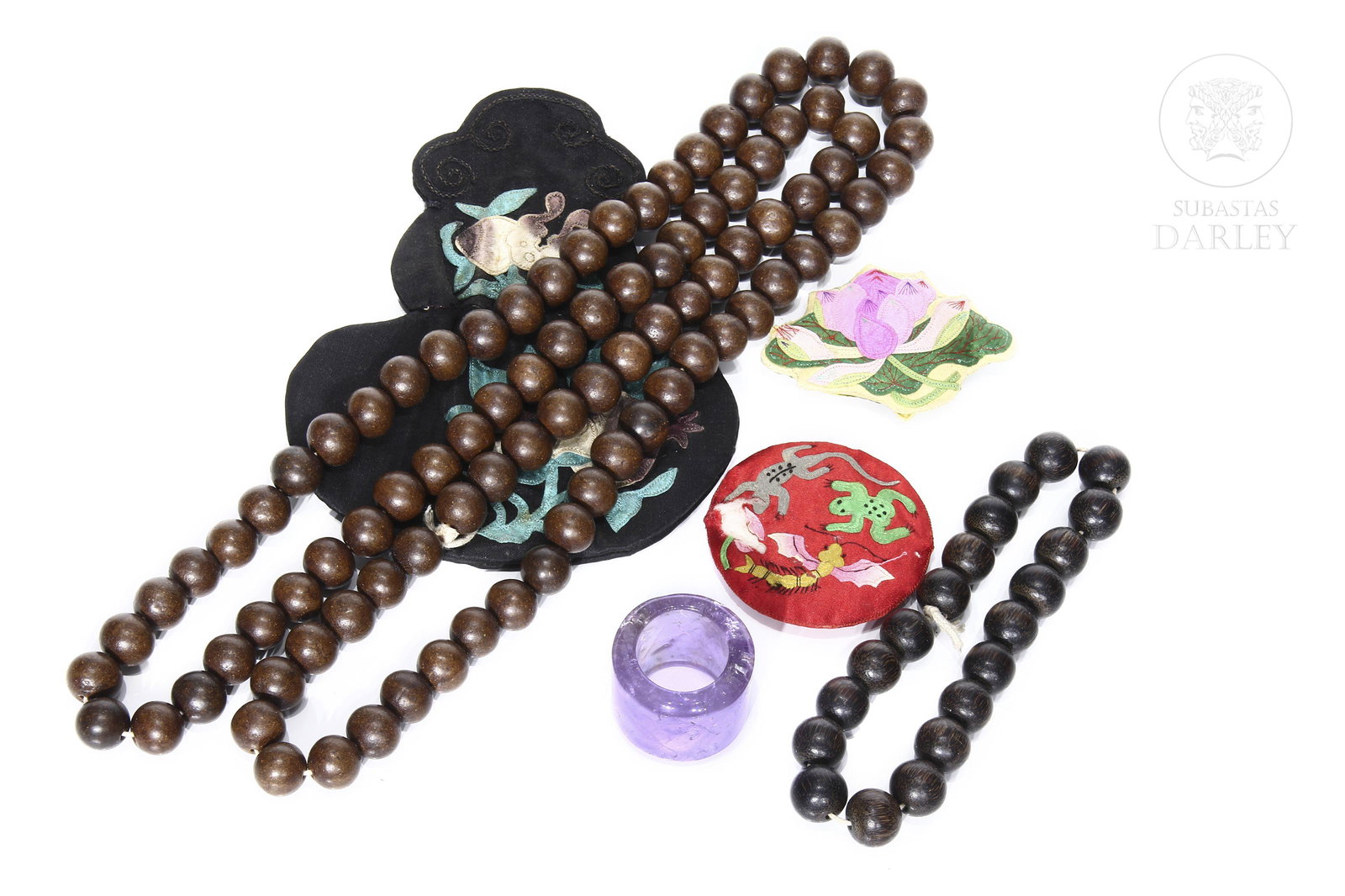 Lot of decorative objects.: Necklace of 90 beads and bracelet of 20 beads in carved wood. Two bags and a silk sewing cushion. An amethyst ring. Size beads: 1,50 mm approx.; Size ring: 3x3,5 cm.