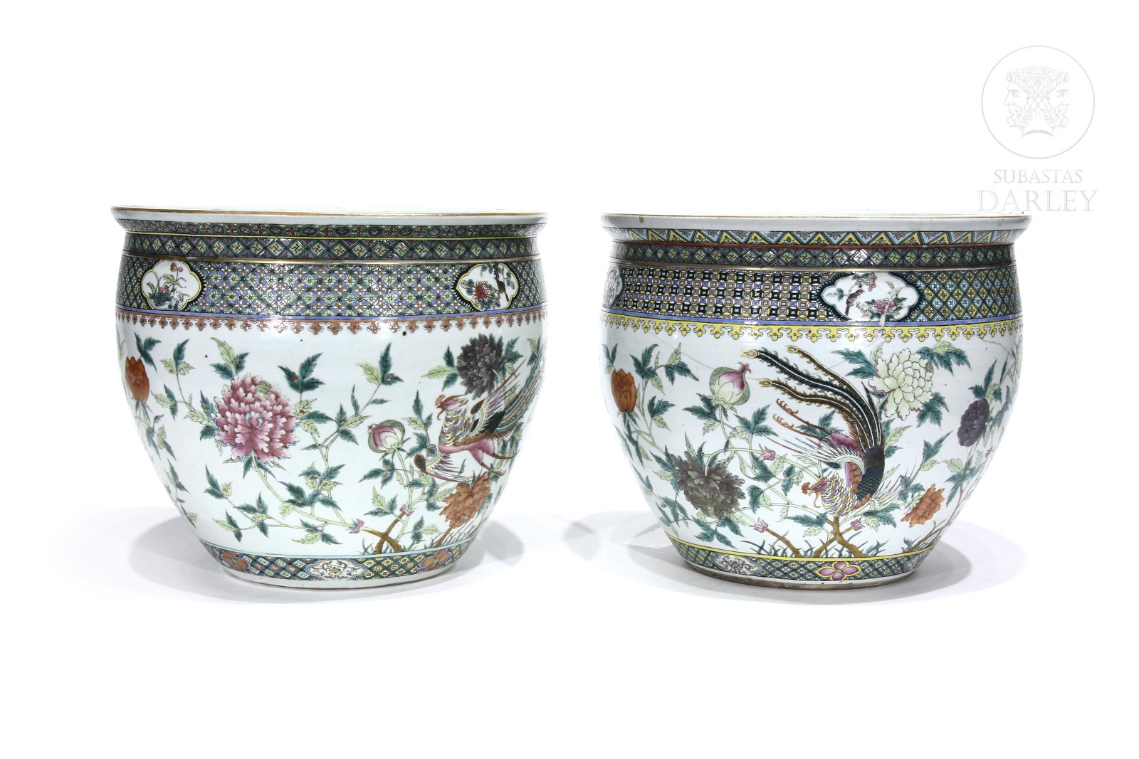 Pair of famille verte pots, 19th-20th c.: Chinese enameled porcelain. Central exterior scene with phoenixes, flowers and vegetation. Inside there are three enameled river fish among vegetation. Measurements: 35 cm (height); 40 cm (diameter) D