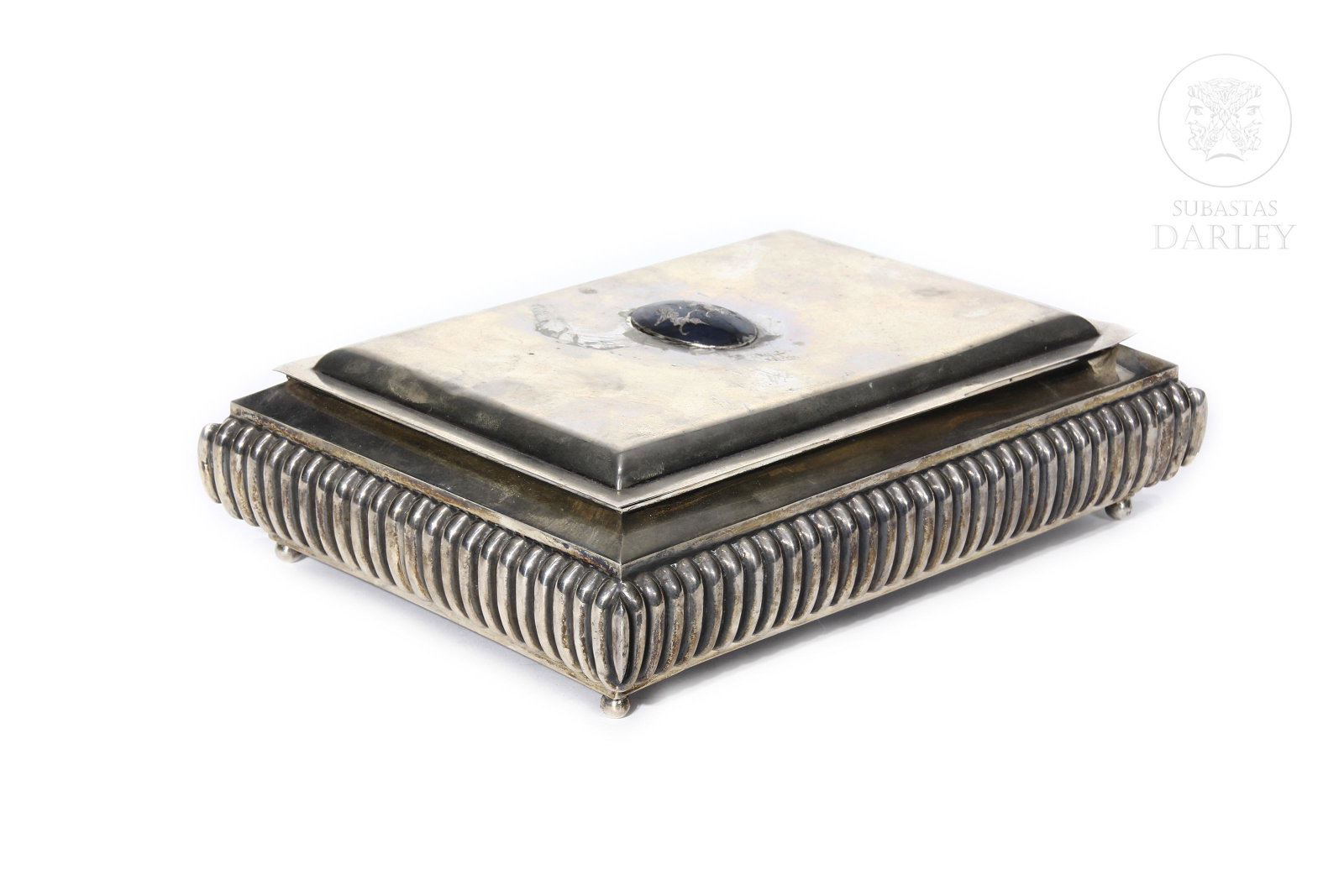 925 sterling silver box and a locket, 20th century: Interior with wood and lined with velvet. Size: 7x17x22.5 cm; Total weight: 308 g