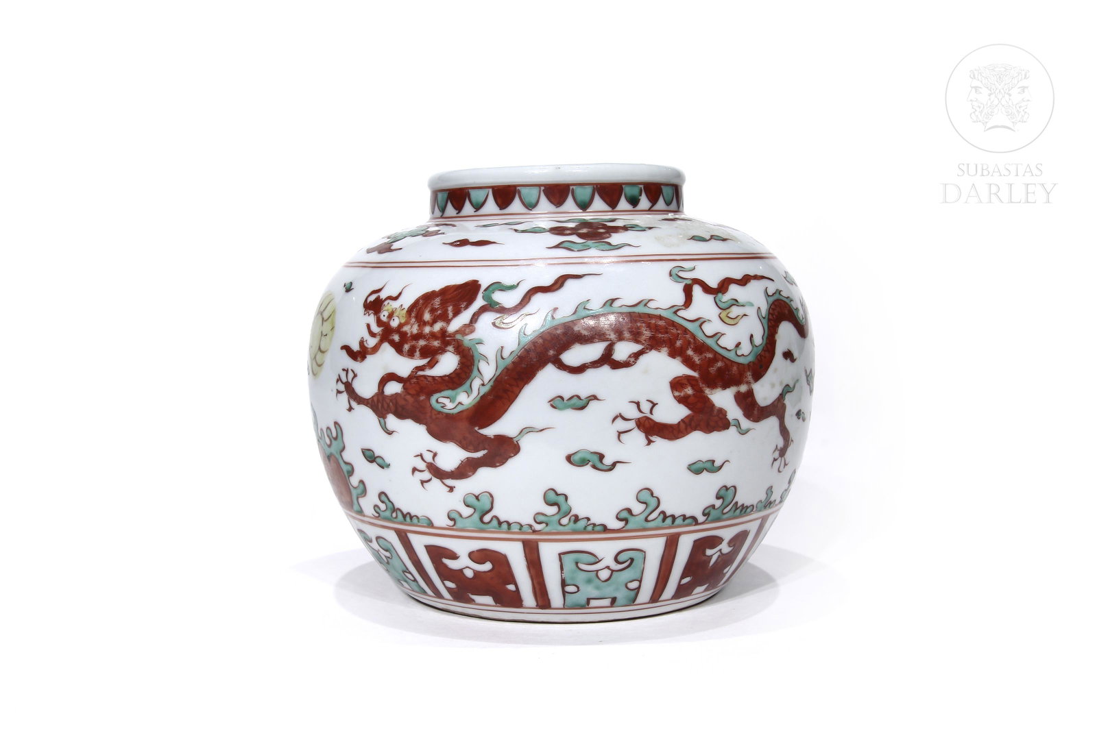 Enameled porcelain vessel, 20th century: Glazed porcelain. The main scene depicts two dragons flying, chasing flaming pearls, over the sea. Jiajing-Ming seal at the base. Height: 14 cm