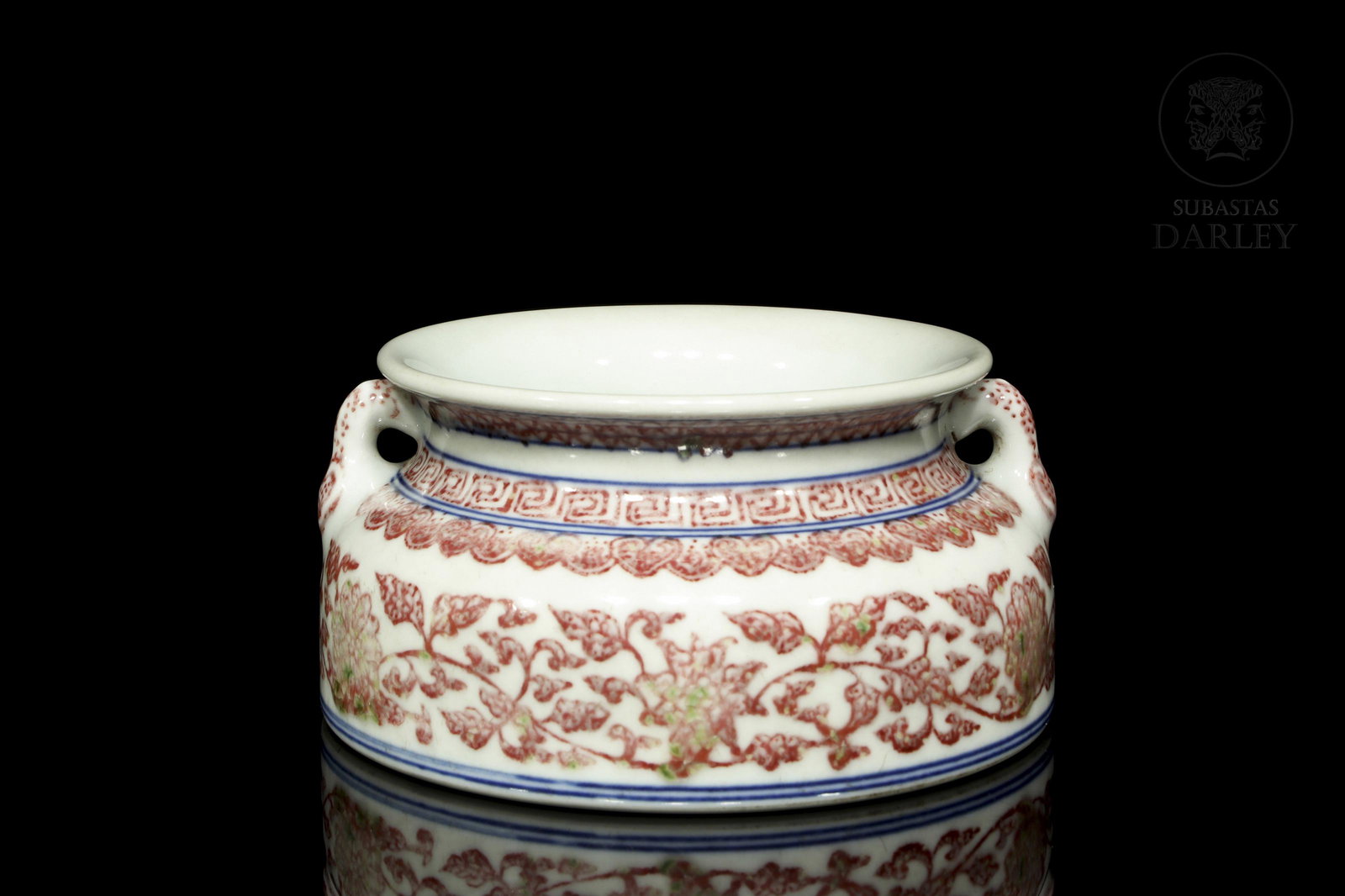 Porcelain "floral" vase, with Qianlong mark: Porcelana esmaltada en color rojo melocotón y azul sobre fondo blanco bajo vidriado. Alrededor del cuerpo hay cenefas de flores, "ruyi" y grecas separadas por un doble anillo azul. A cada lado