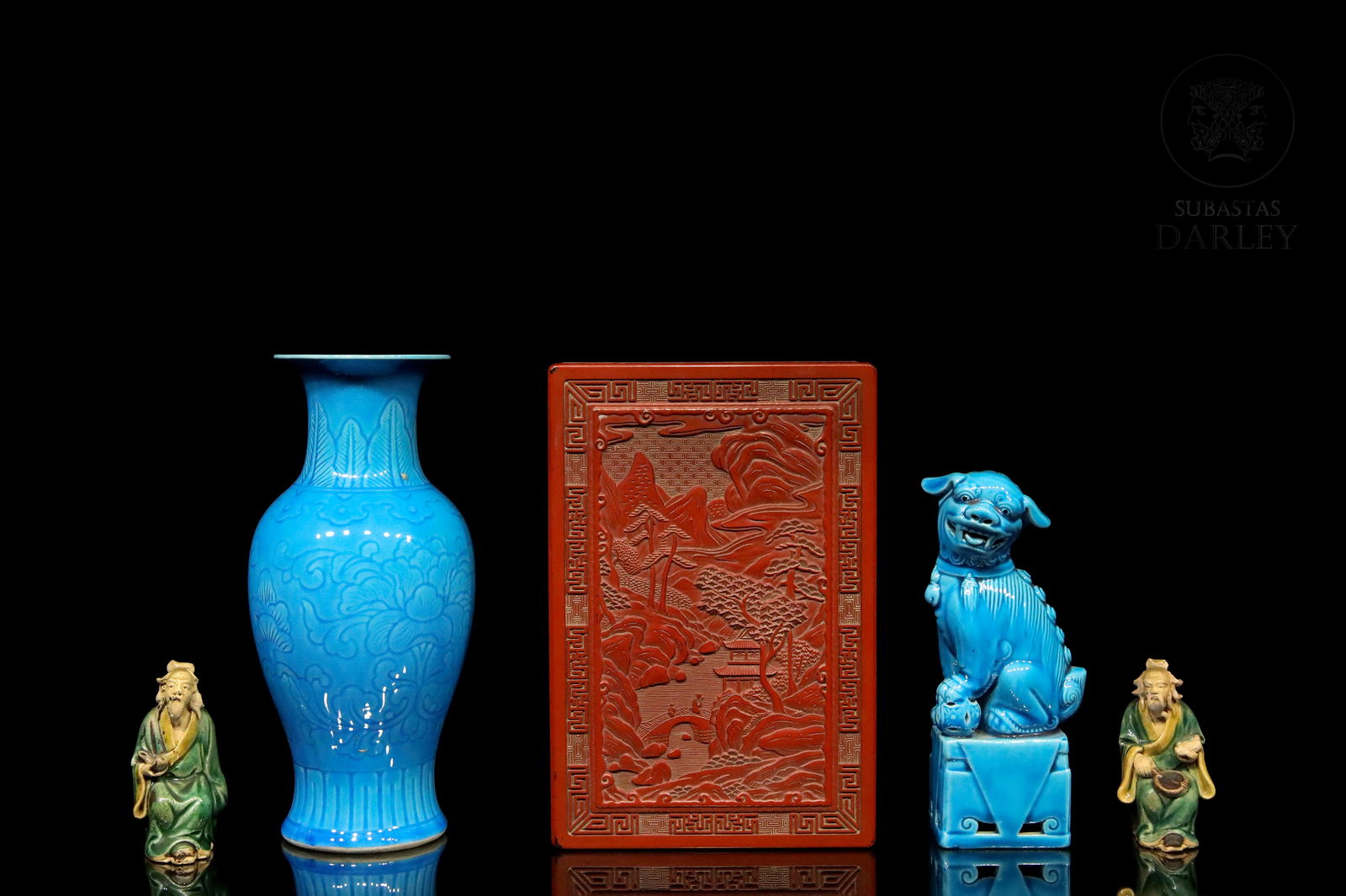 Set of decorative objects, Asia, 20th century: Composed of five objects of different materials. Porcelain balustrade vase with floral decoration that is carved under the blue glaze. Chinese lion on a pedestal, made of porcelain, with blue glaze. T