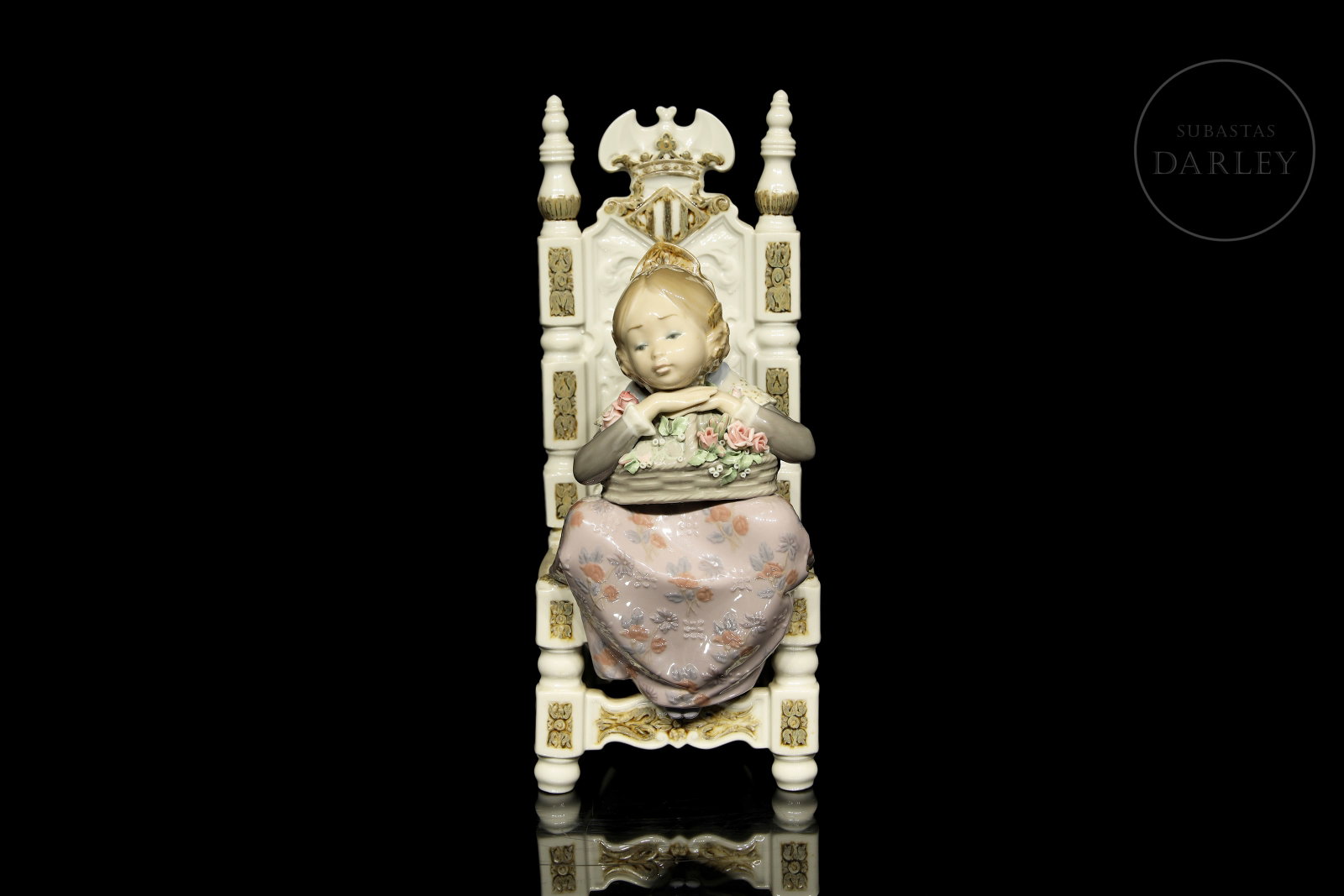 Lladró "Fallera with basket": Porcelain gloss. On the base there is a mark "Lladró / Made in Spain" in blue without the lys flower. Size: 27.5 x 13 x 11.2 cm