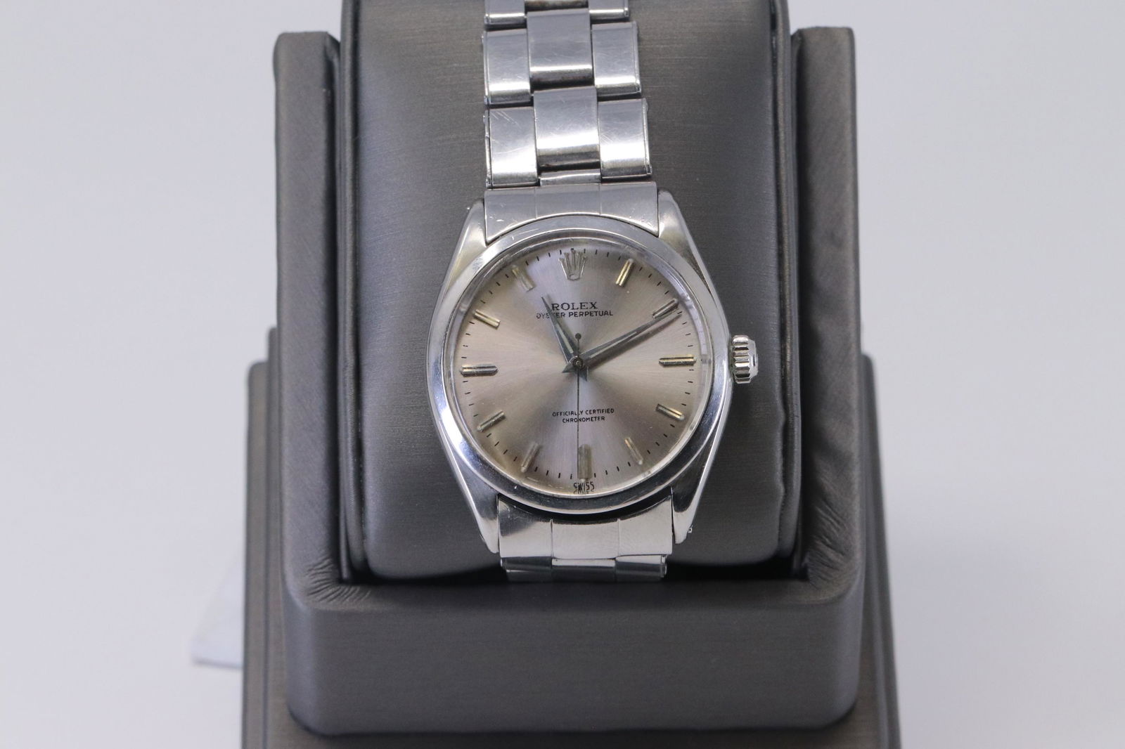 Vintage Rolex Oyster Perpetual Circa (1937): A Vintage Mid Size Rolex Oyster Perpetual Watch. The Watch is from around year 1935-1937. The watch is Stainless Steel. Working condition. Condition: scratches, loose band from the top. These wears ar