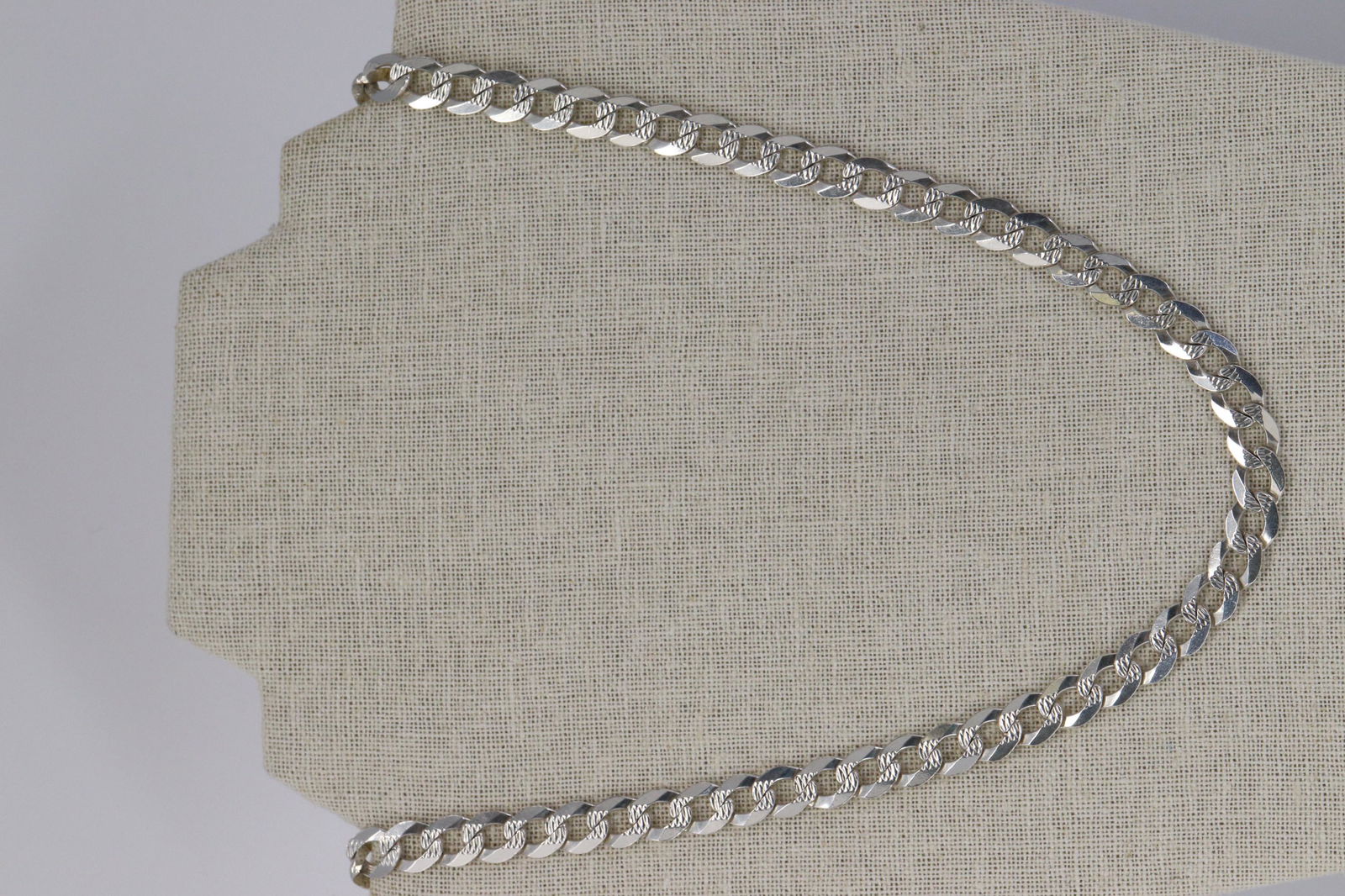 925 Silver Mens Chain.: This is a mens 925 Silver chain. This chain is in a very good condition. Total chain weight is 47.2g.