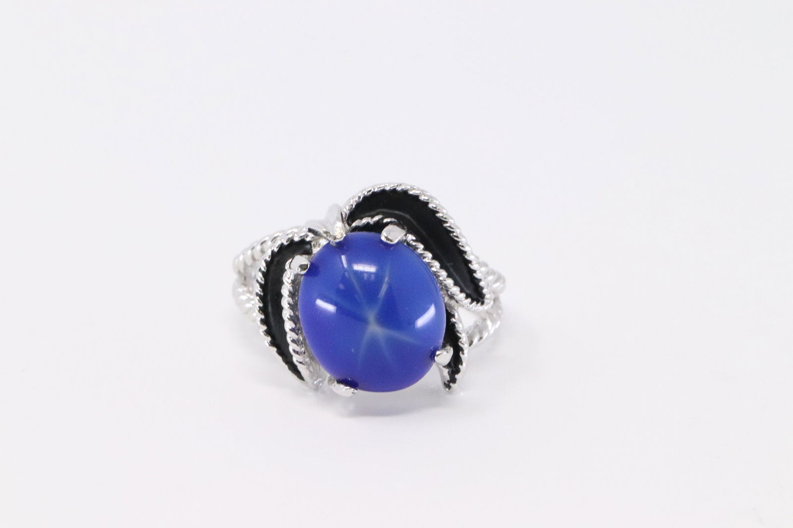 925 Silver Ladies Ring. (1 of 5)