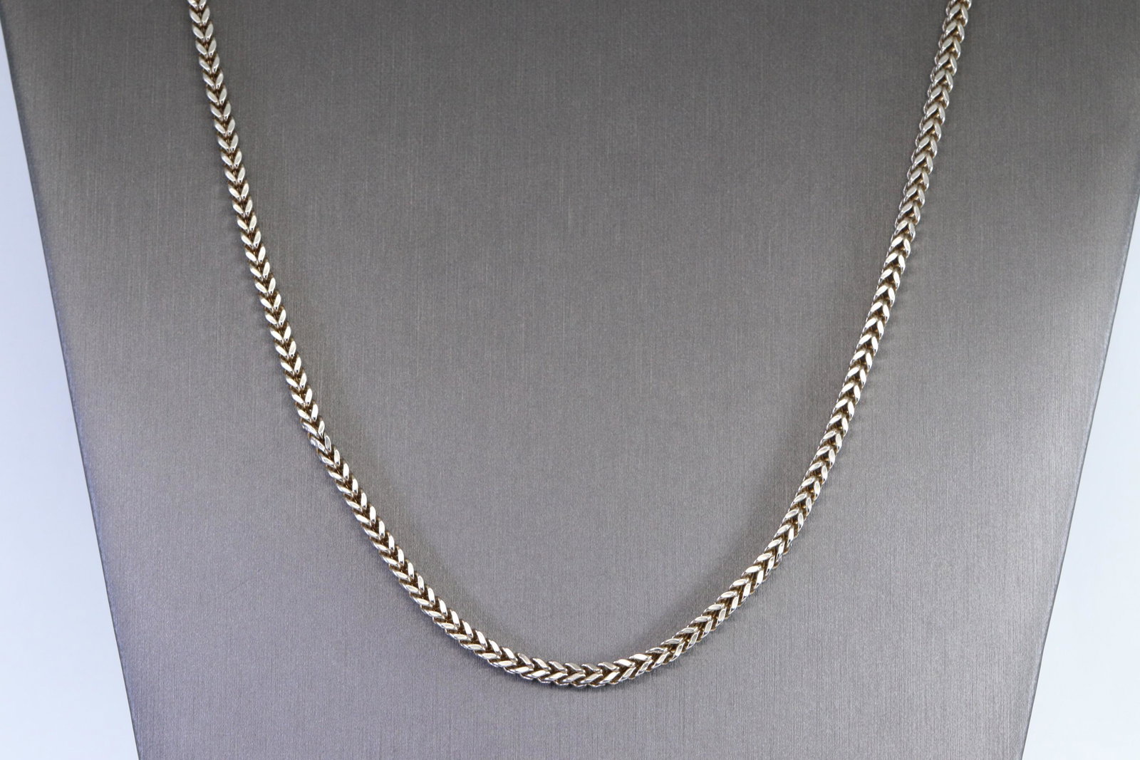 925 Silver Franco Men's Chain: This is a 925 Silver Franco Men's Chain. This chain is in a good condition. Chain Length: 30''. Total chain wseight is 19.70g