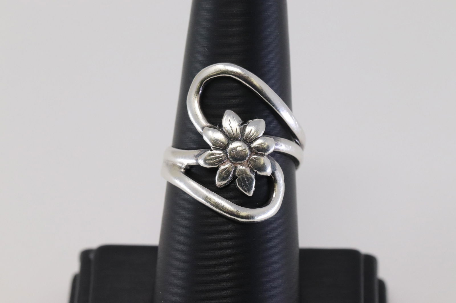 Ladies 925 Silver Flower Ring (1 of 3)