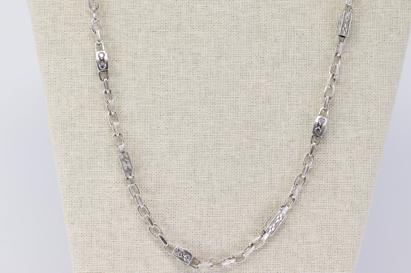 Mens 925 Silver Chain.: This is a 925 Silver Mens Chain. This chain has white cz stone around. Chain is in avery good condition total weight is 62.7g.