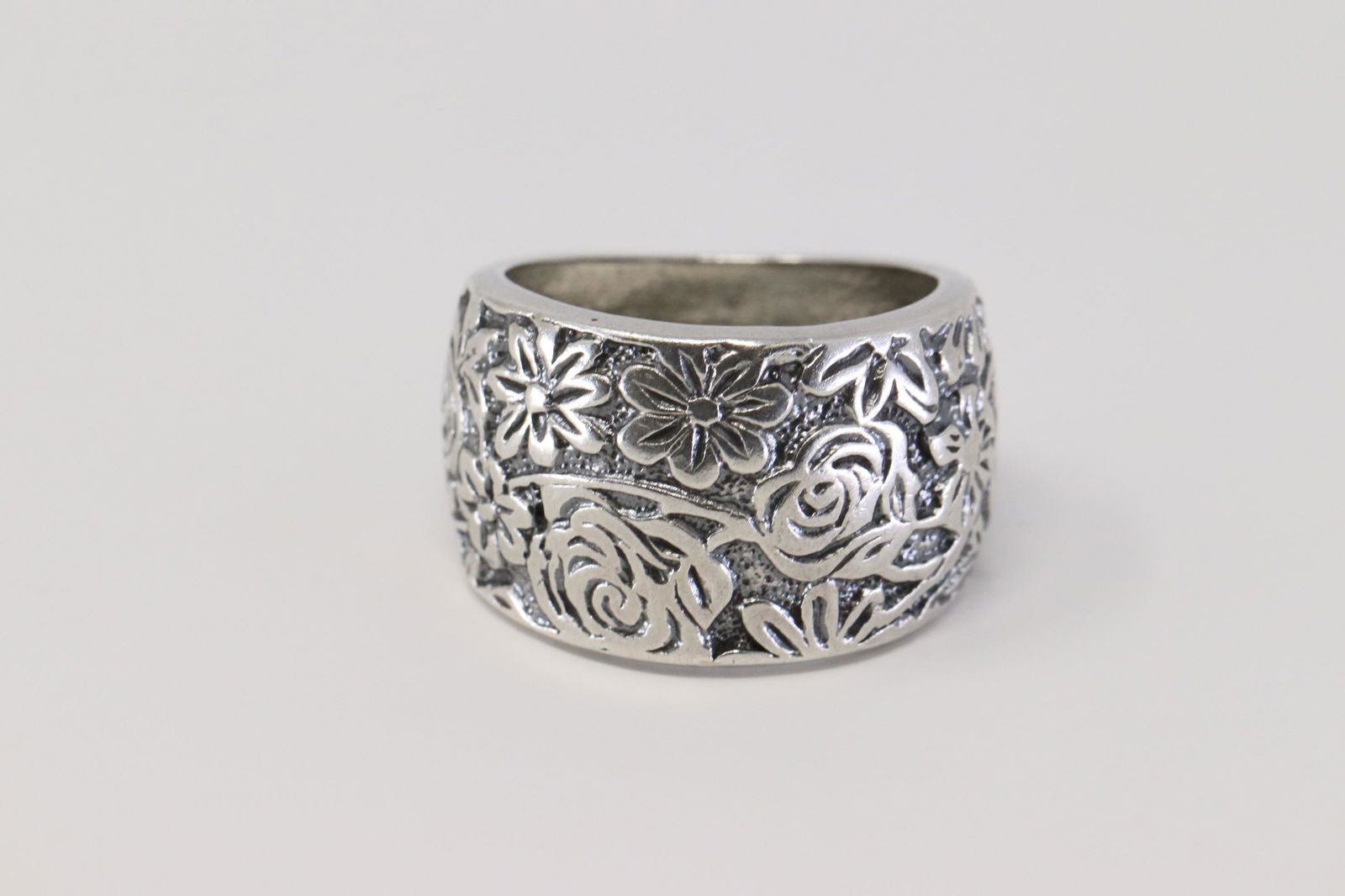 925 Silver Flower Ring. (1 of 4)
