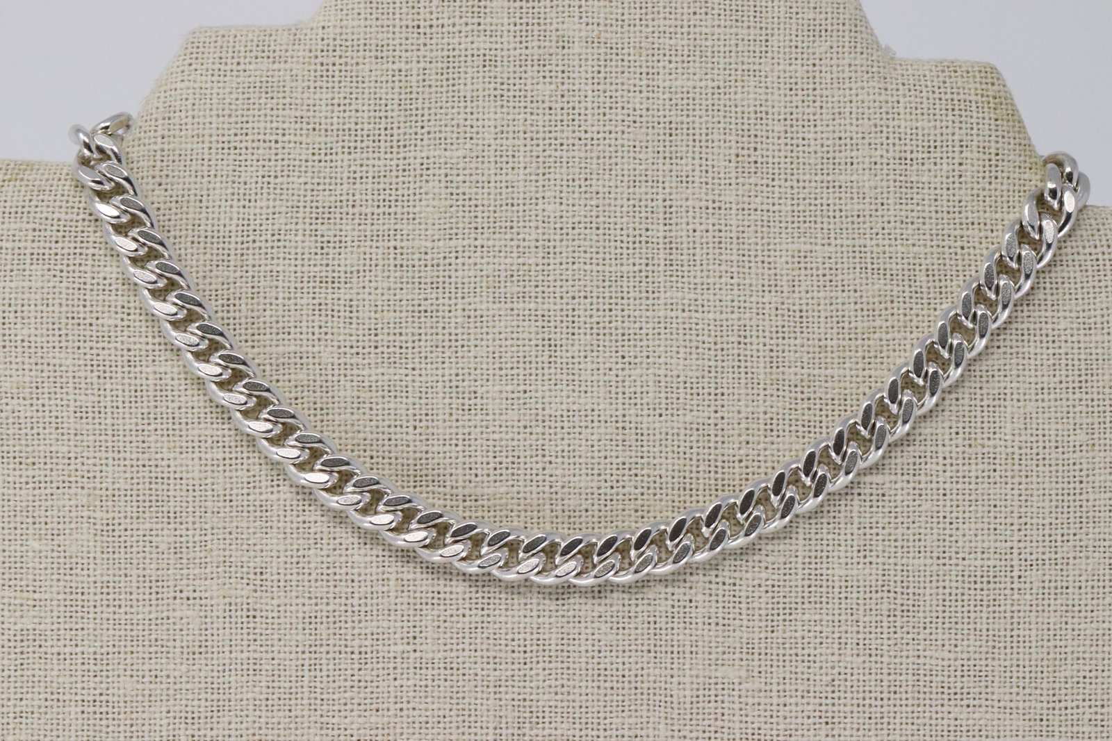 925 Silver Mens Chain: This is a mens 925 silver chain. Total chain weight is 64.7g.