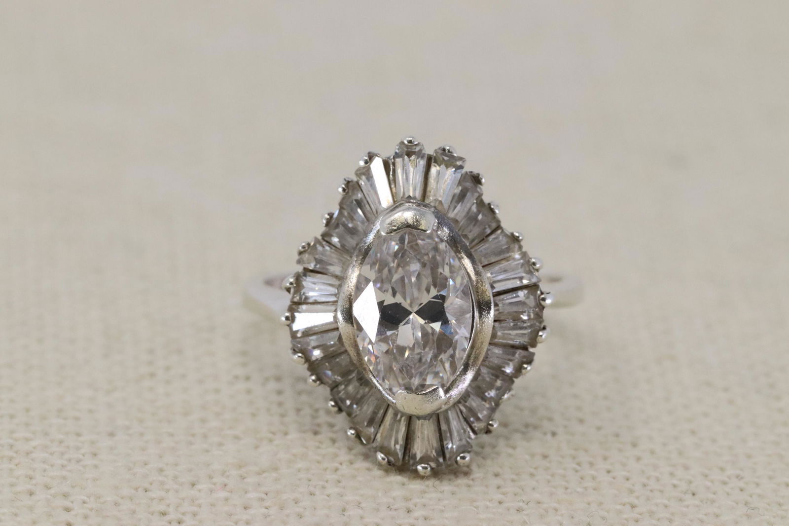 Ladies 925 Silver Modern Ring. (1 of 3)