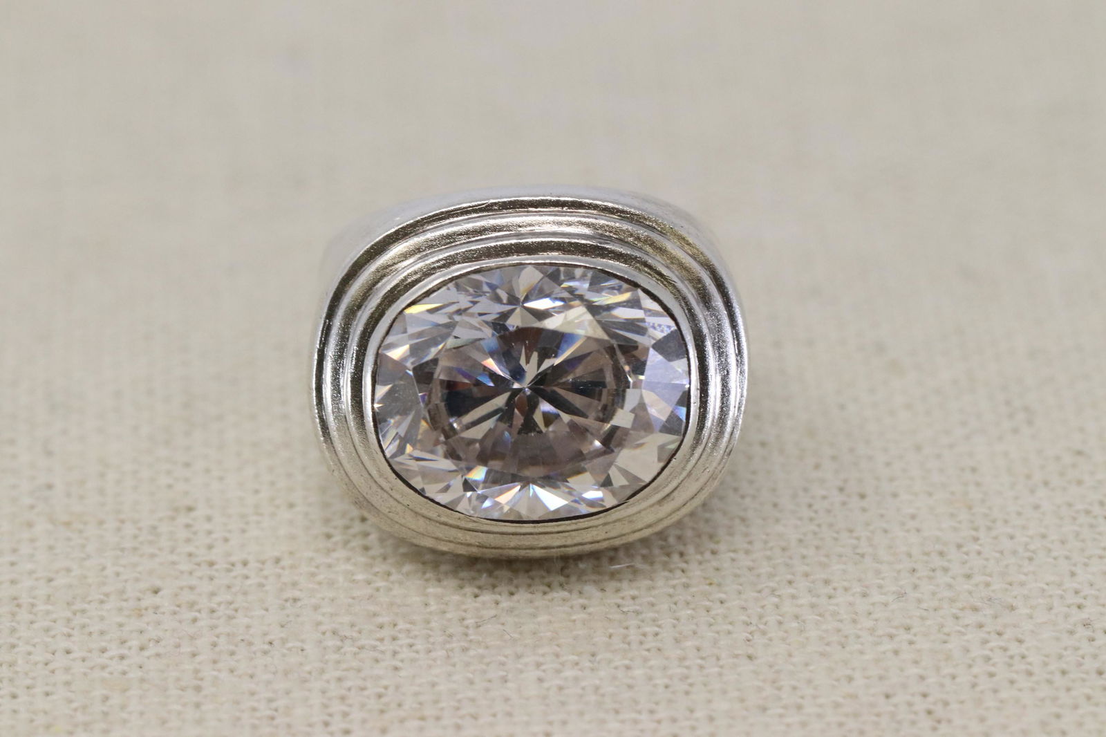 925 Silver Ladies Ring. (1 of 3)