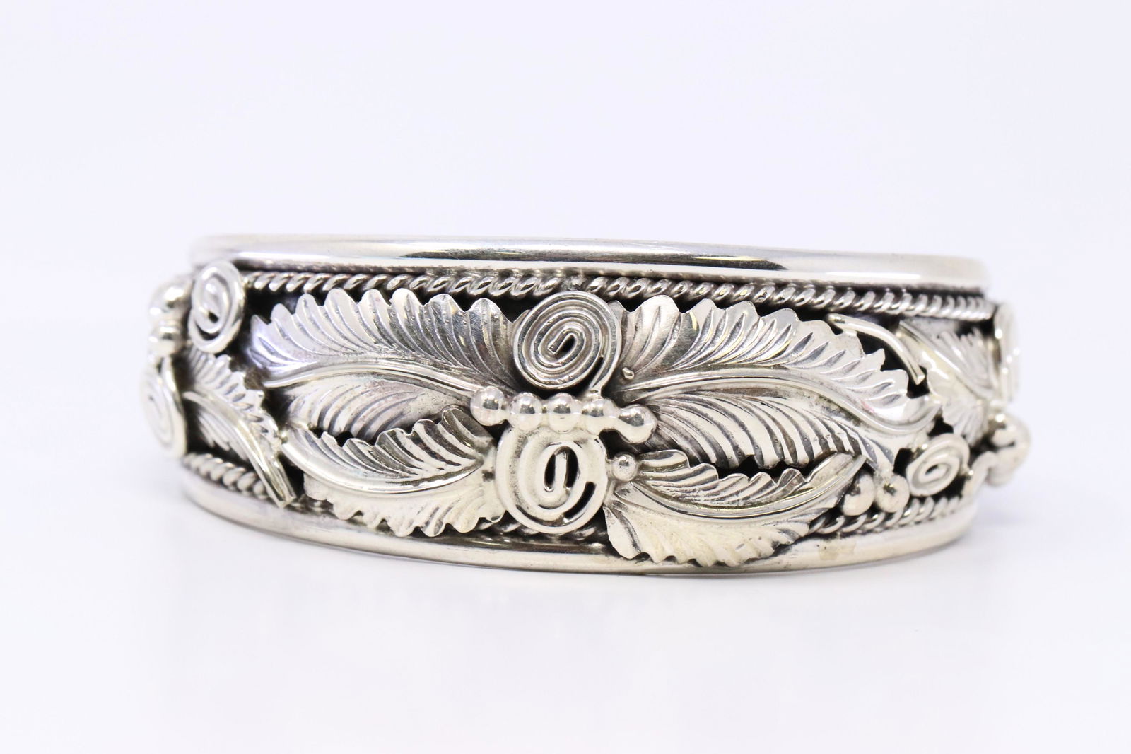 Native American Navajo Sterling Silver Cuff Bangle. (1 of 4)