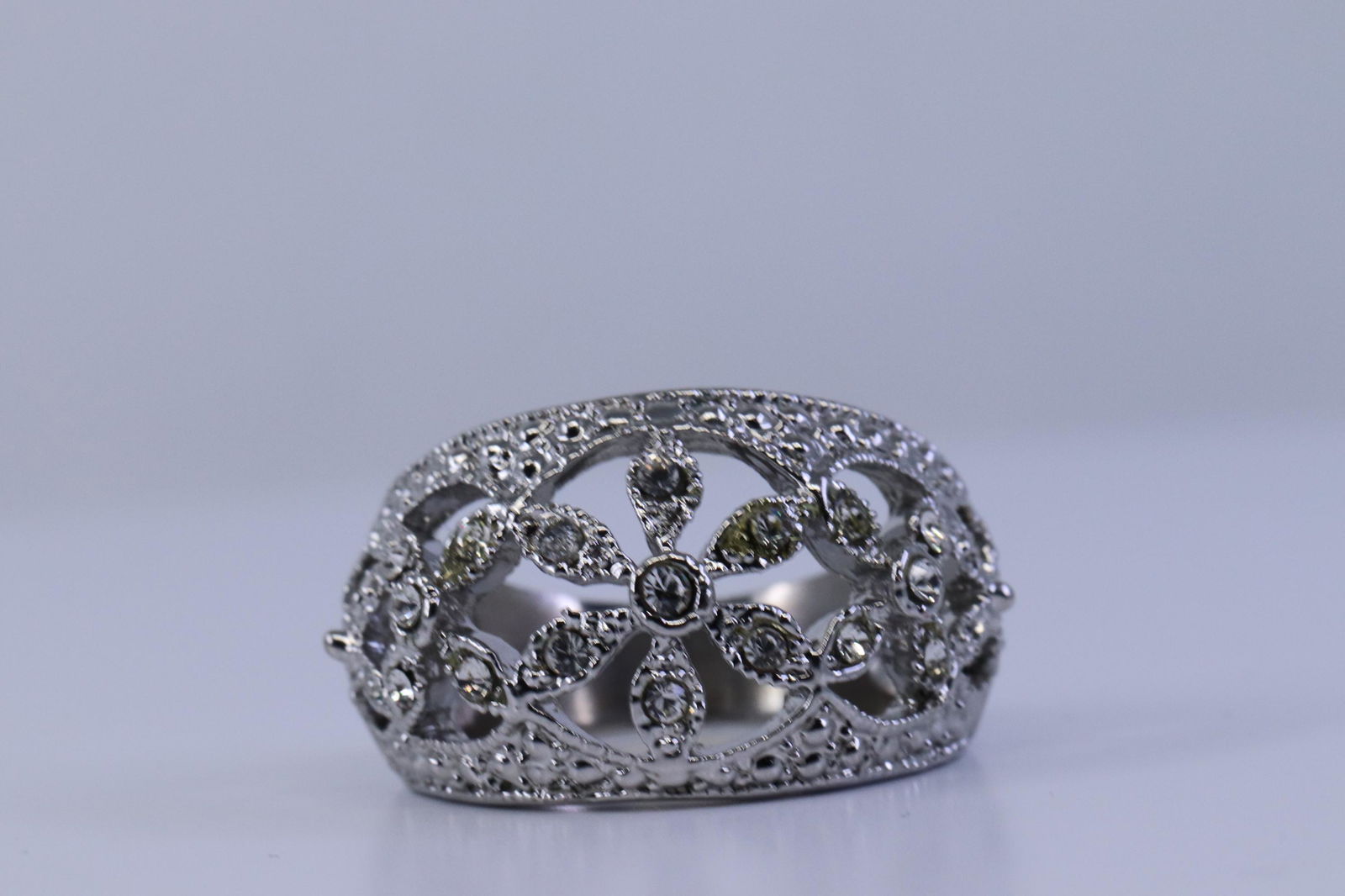 Ladies 925 Silver Modern Ring. (1 of 3)