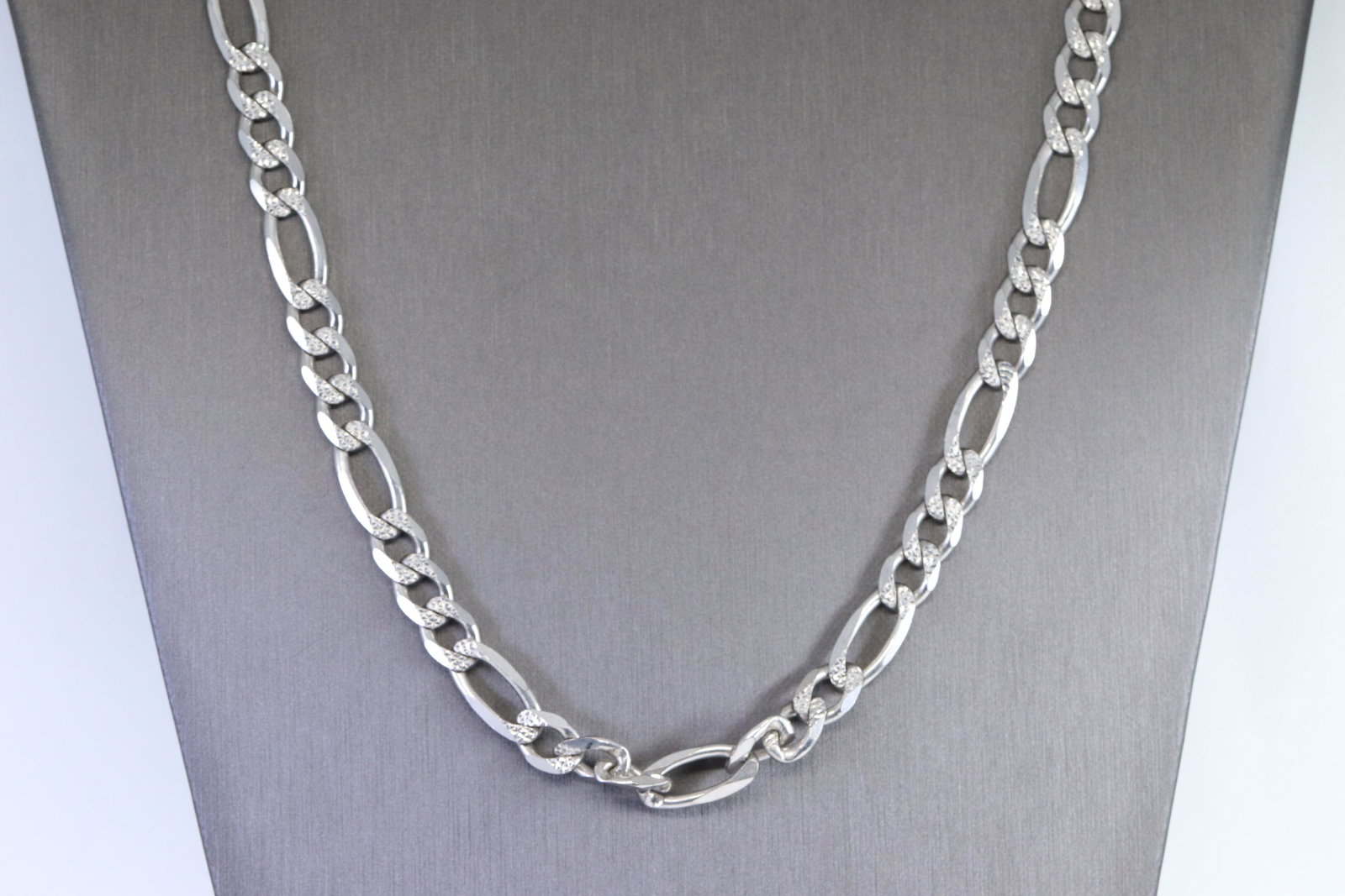 925 Silver Men's Chain.: This is a 925 silver men's chain. The chain is in a very good condition. Total chain Length: 28'' in weight is 74.40g.