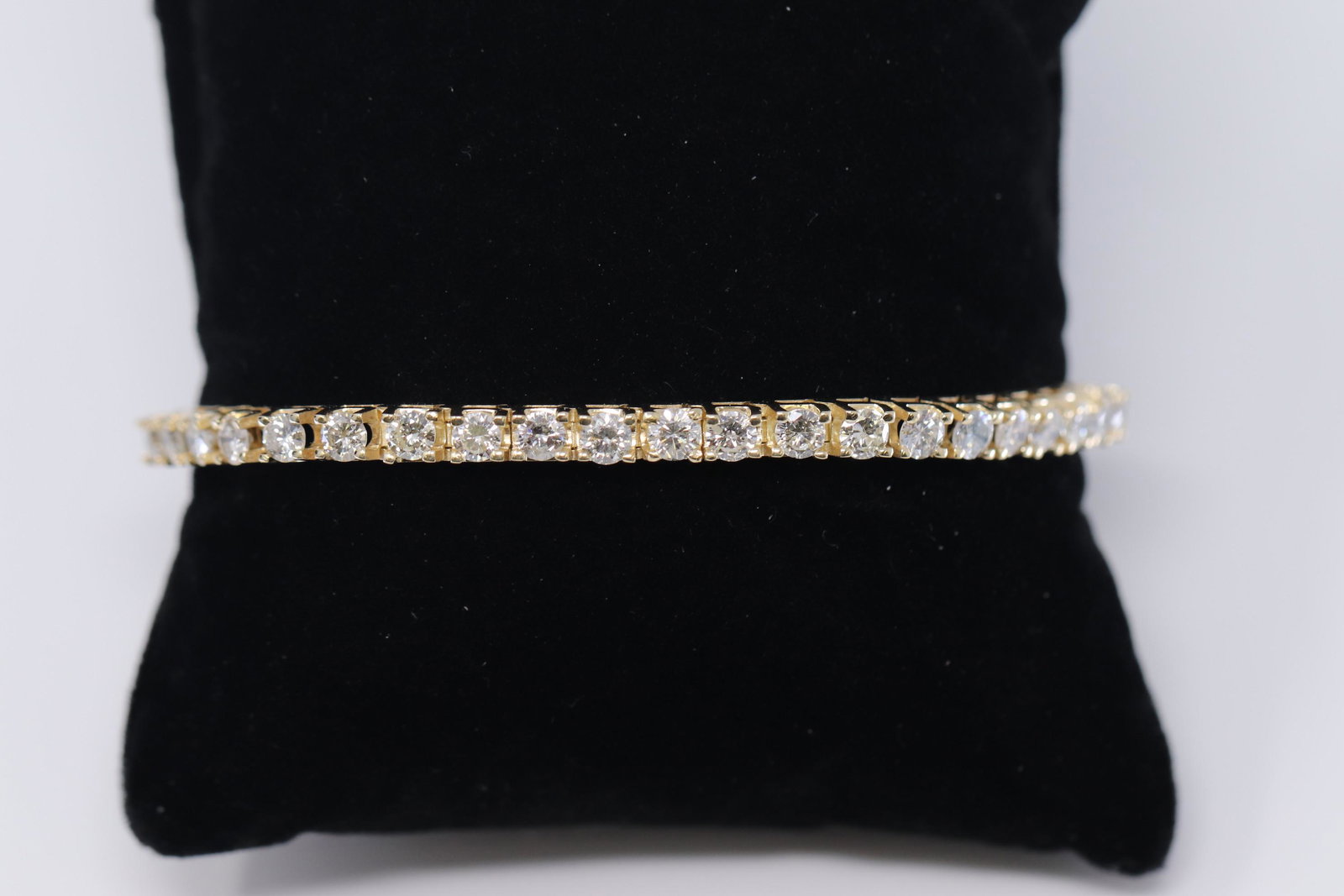 14Kt Yellow Gold Diamond Tennis Bracelet (6.00ctw): A ladies 14kt Yellow Gold Diamond bracelet. This bracelet has a total of 42 round brilliant diamonds. Diamonds weight approx 6.00ctw. Diamonds are VS/SI clarity. Bracelet length: 7.00. Total weight: 1
