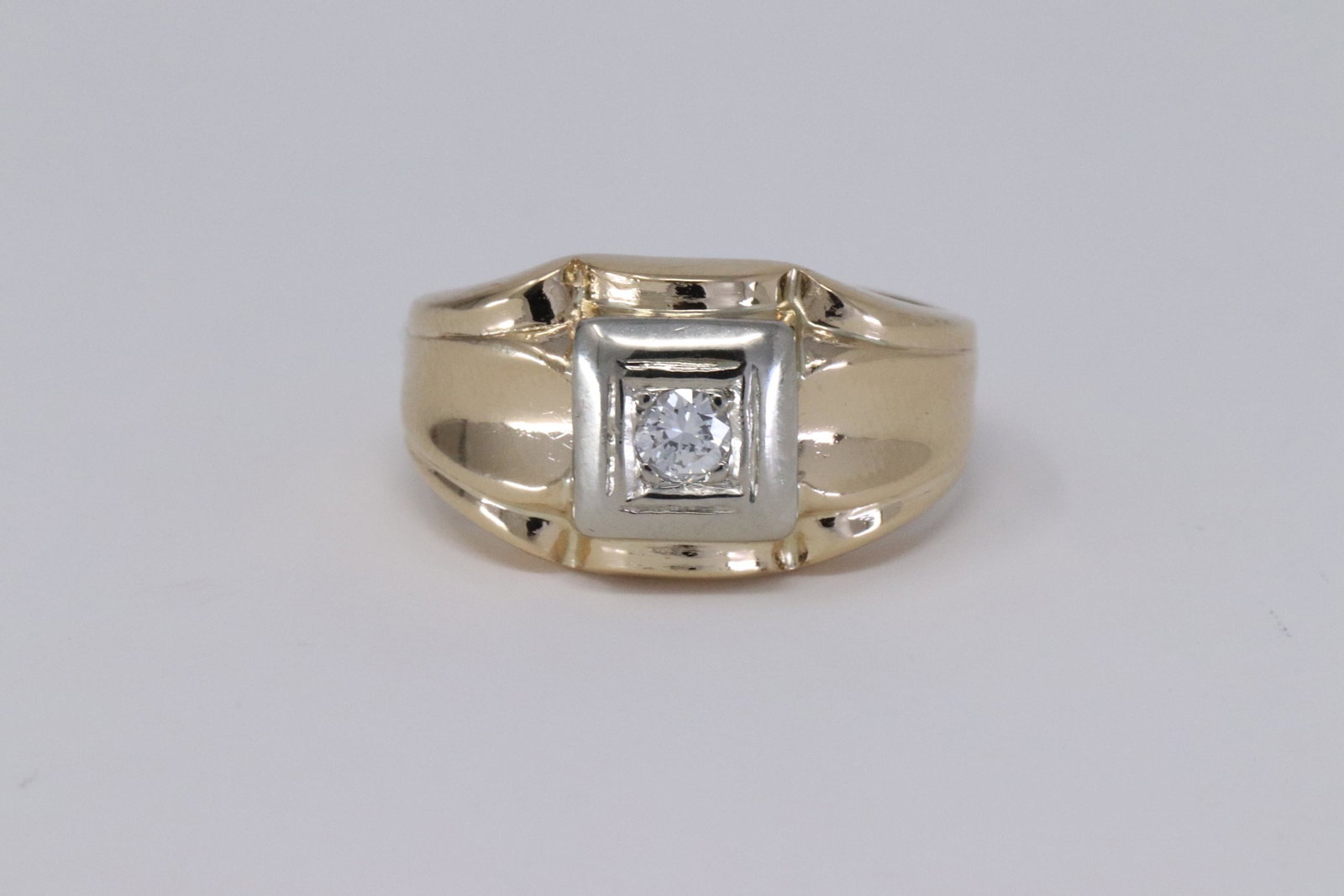 14Kt Men's Diamond Ring: A Men's 14kt Yellow Gold Diamond ring. The ring has a round brilliant diamond in the center. Diamond weighs approx 0.12ct. Ring size: 8.50. Diamond is VS2, G color. Total weight: 6.00 grams.