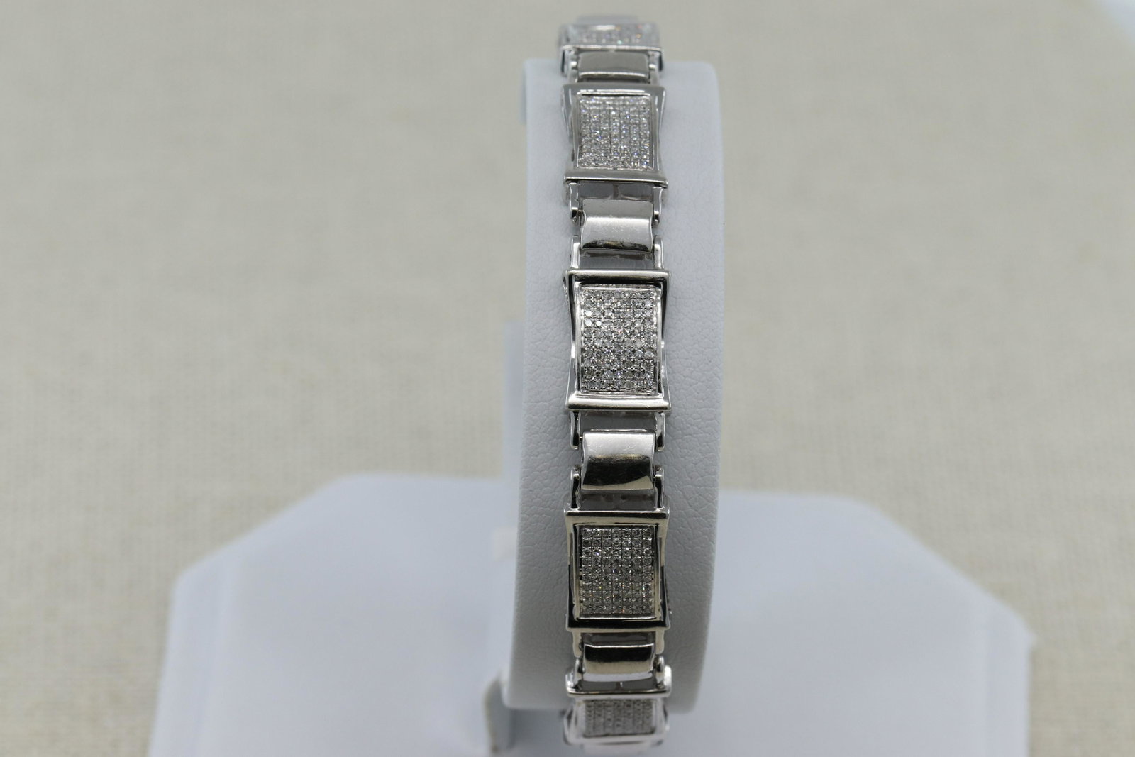 Men's White Gold Diamond Bracelet: A Men's White Gold Diamond Bracelet. The bracelet has a total of over 680 round diamonds. The diamonds weight approx: 2.50-3.00cttw. Length: 8.00". Total weight: 14.40 grams.