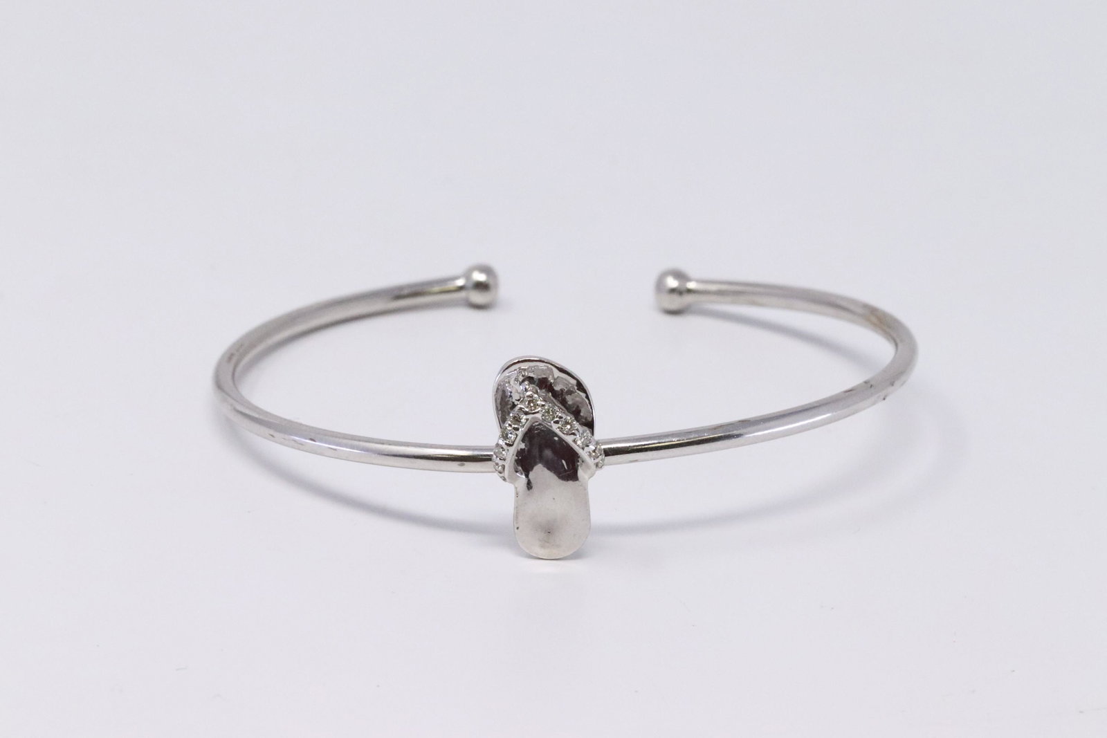 Ladies 14K White Gold Diamond Cuff Bracelet: This is a Ladies 14k white gold Cuff bracelet, Sandal Design on the center of the cuff bracelet with diamonds appx 0.10 CTW, SI Clarity G-I Color. Total weight of bracelet 4.6 grams.Ay-c5n3