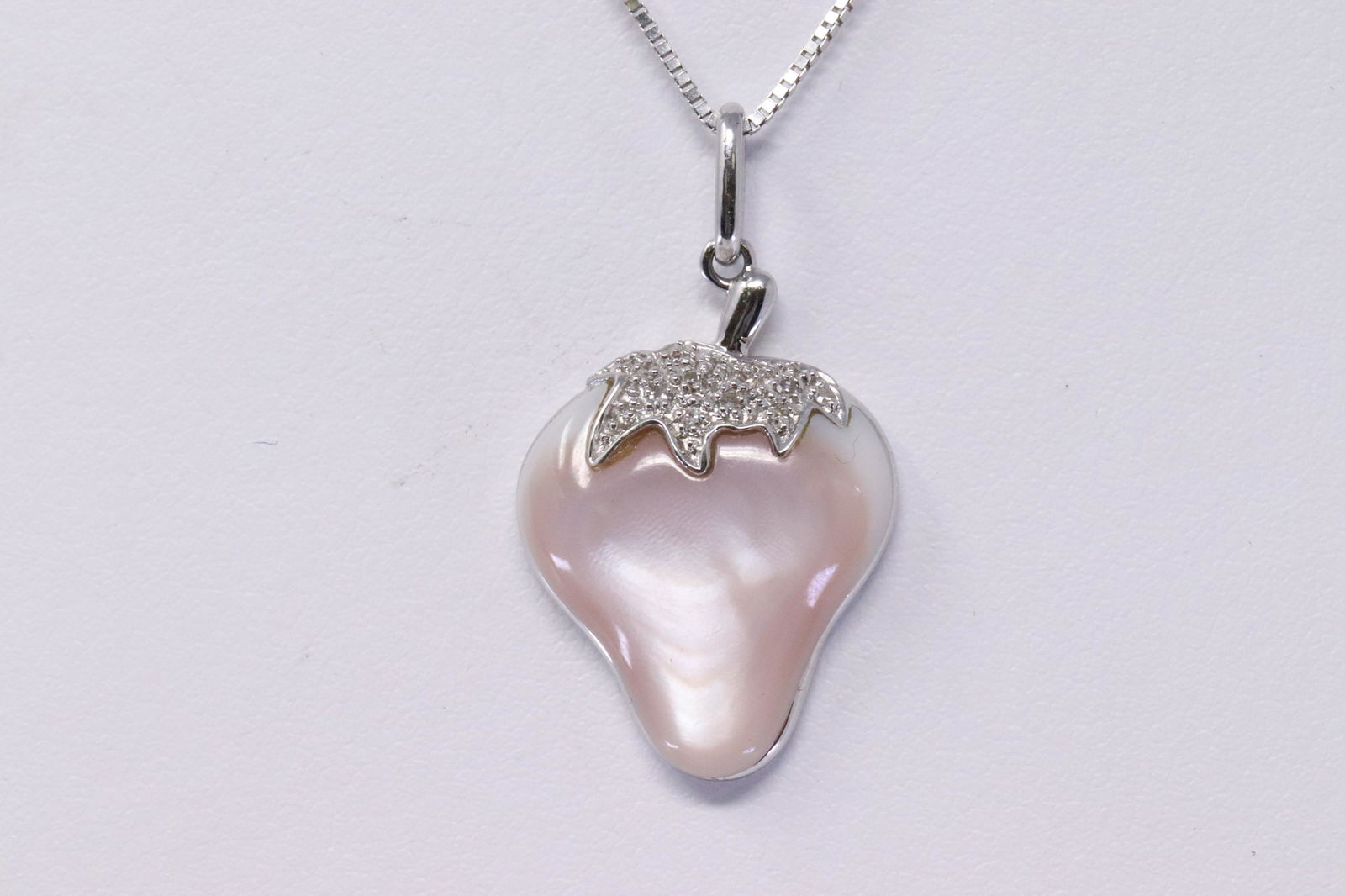 Ladies 14k White Gold Mother of pearls and Diamond (1 of 5)