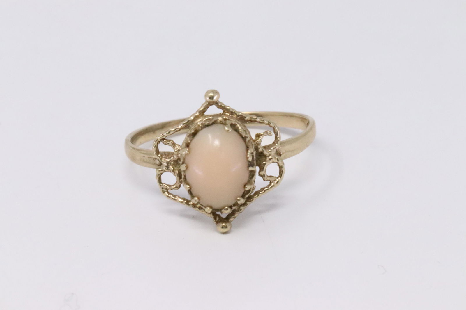 14Kt Vintage Coral Ring. (1 of 4)
