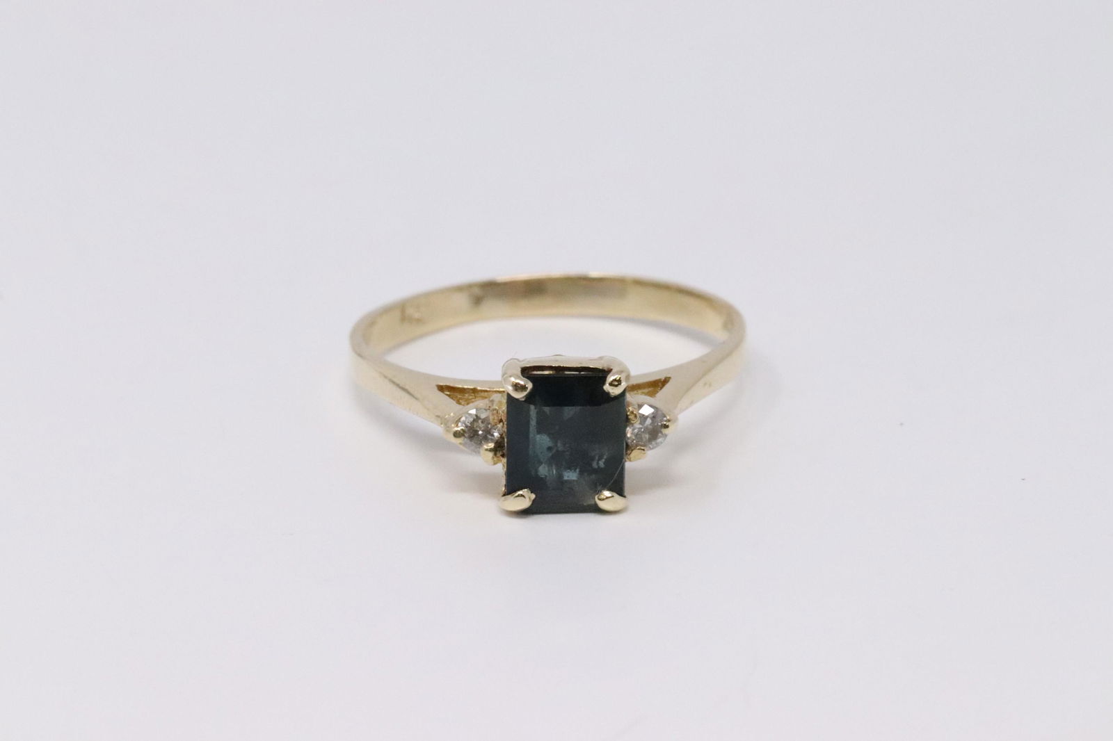 14Kt Sapphire & Diamond Ring . (1 of 4)
