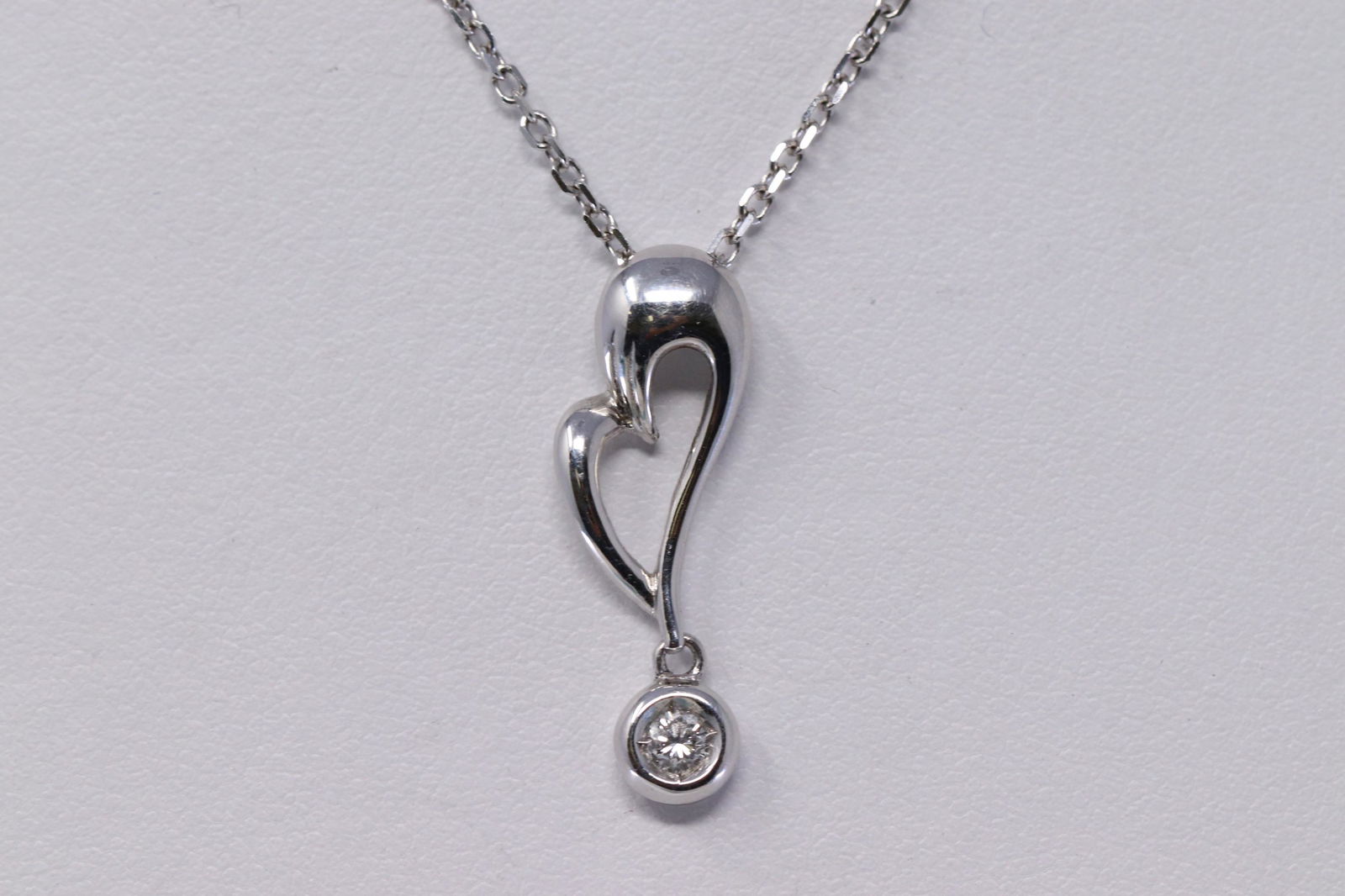 Ladies 18k White Gold Heart Diamond Pendant Necklace (1 of 2)