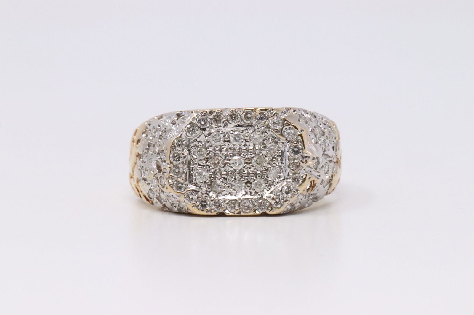 Men 14K Yellow Gold Diamond Ring. (1 of 4)