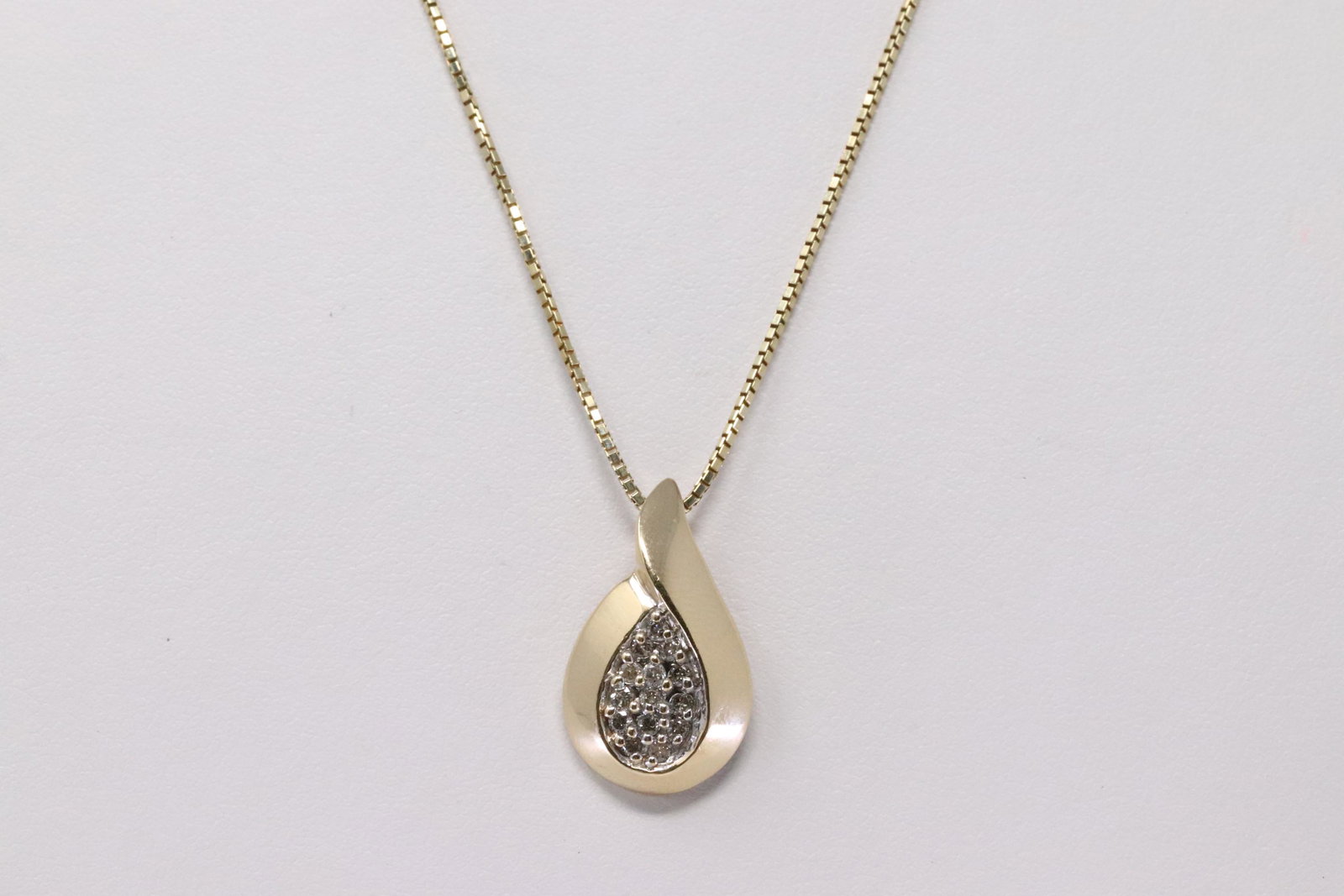 Ladies Diamond Pendant Necklace (1 of 5)