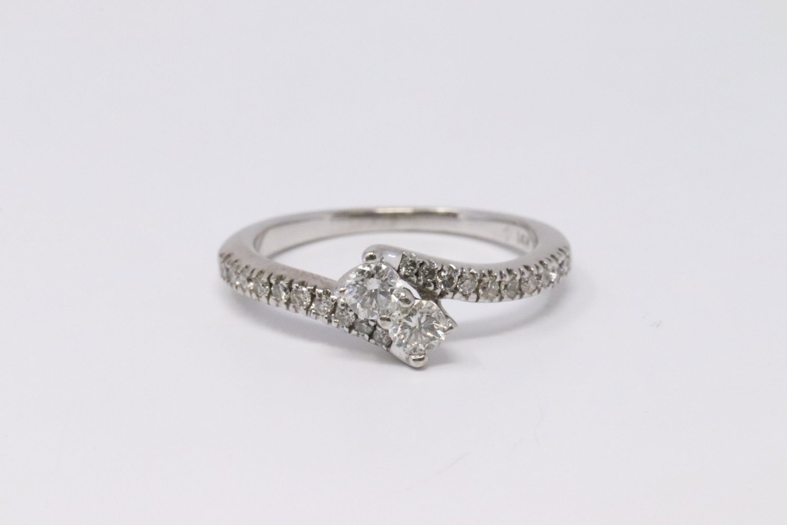 14Kt Modern Diamond Ring . (1 of 4)