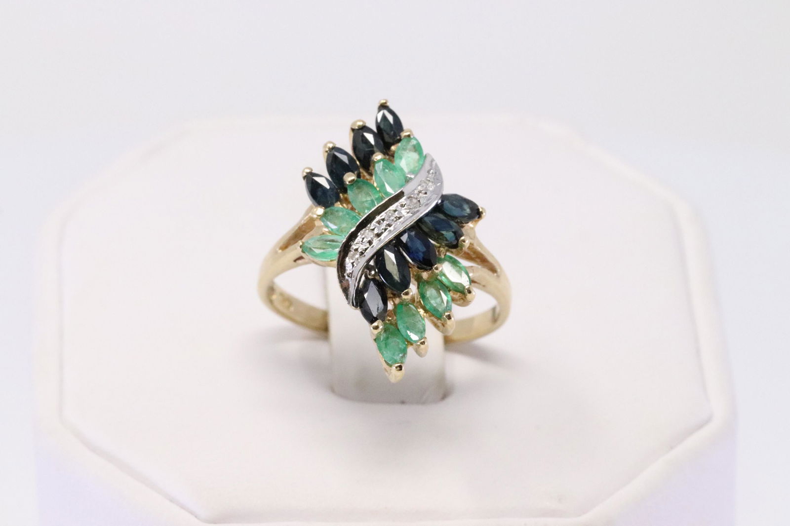 Yellow Gold Shappire Diamond Ring. (1 of 5)