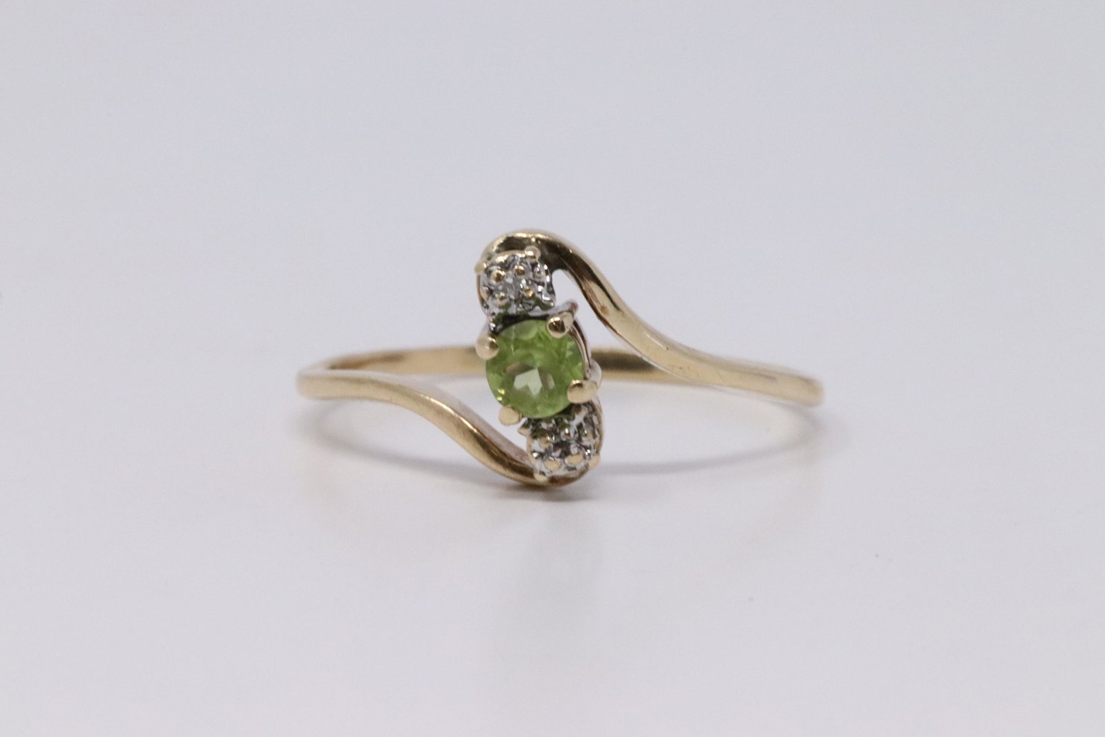 Yellow Gold Peridot Diamond Ring. (1 of 4)