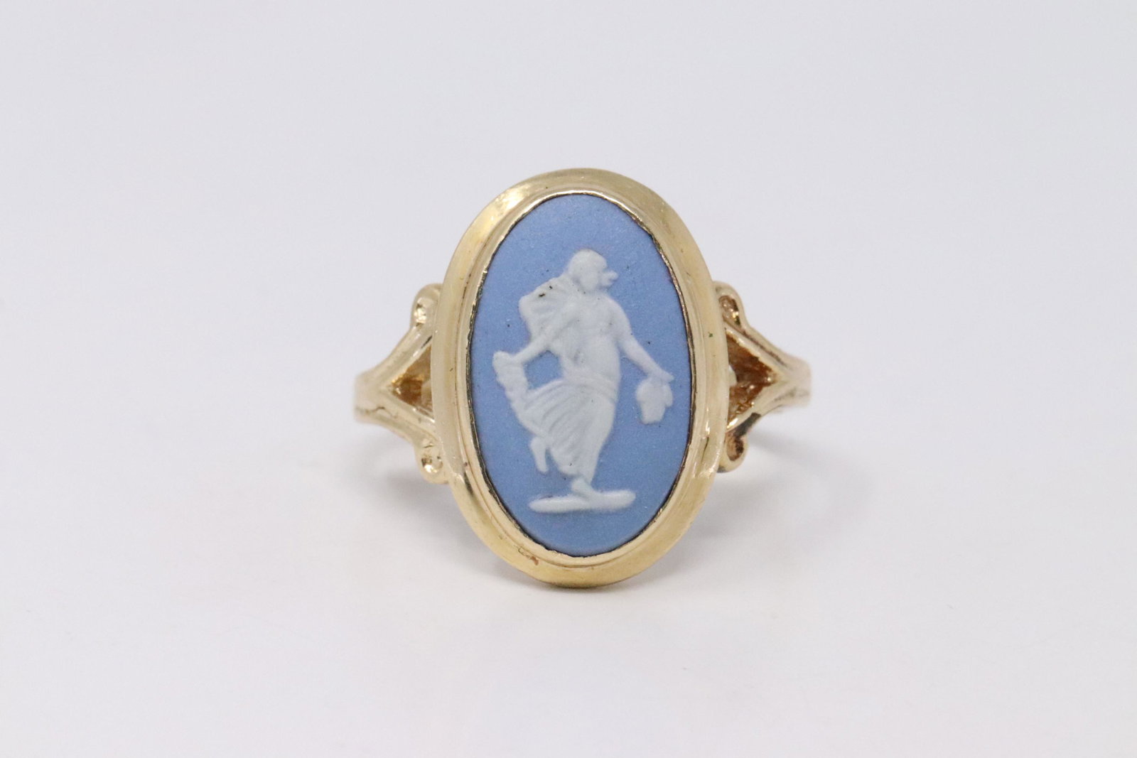 14Kt Yellow Gold Vintage Cameo Ring. (1 of 4)